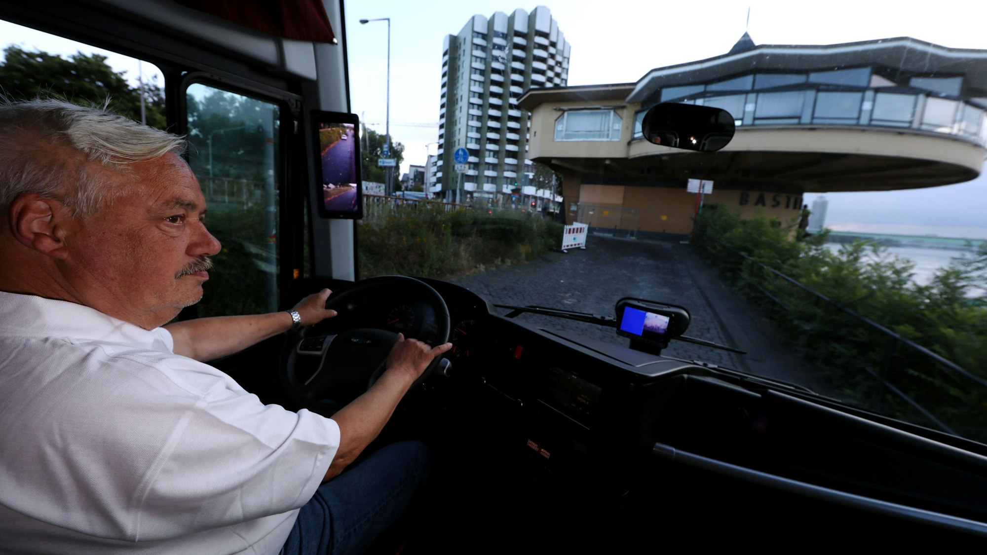 Busfahrer Herbert Czarnetzki beweist am Rheinufer, wie man mit einem Reisebus problemlos zu den Kreuzfahrtschiffen kommt.
