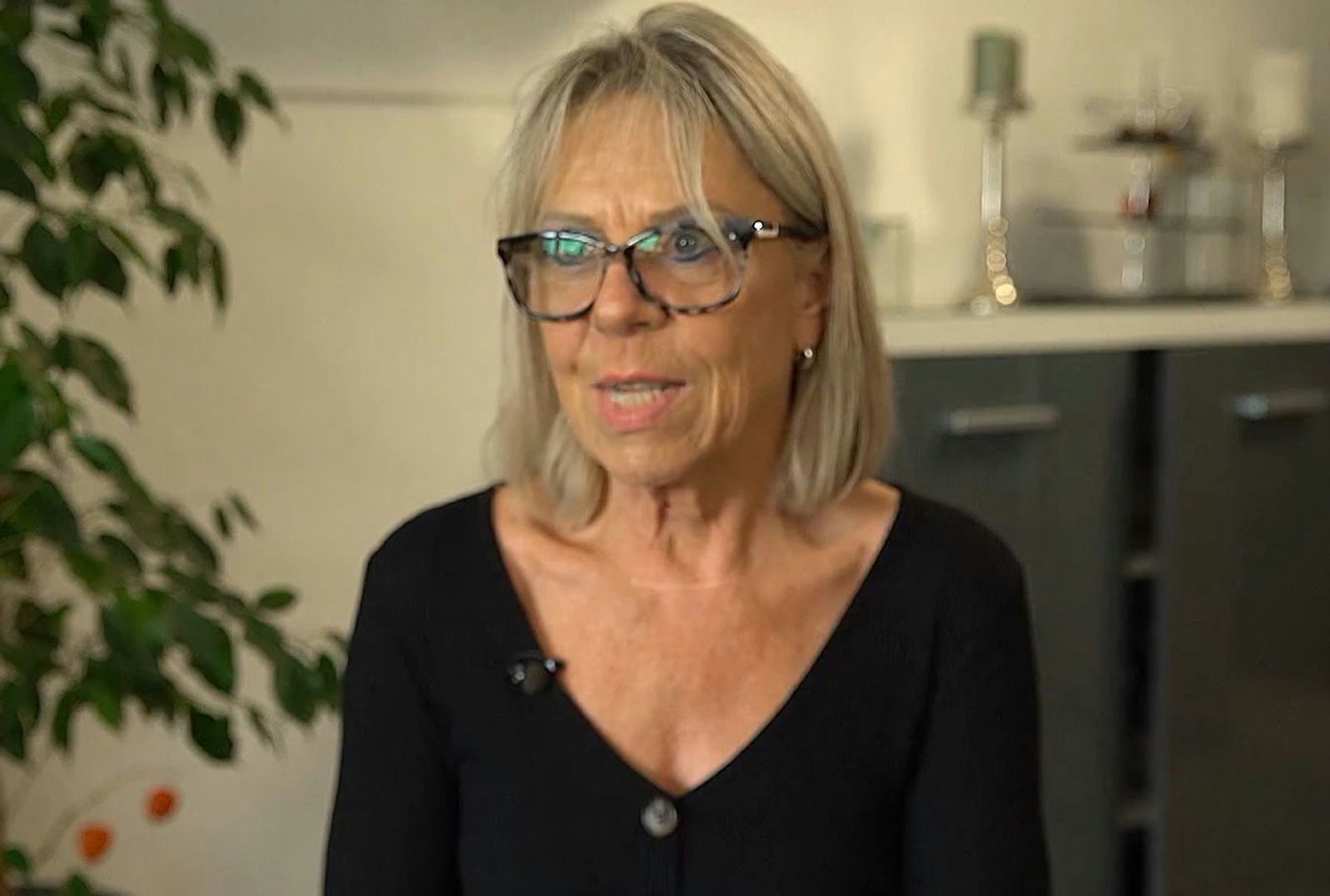 Babs (66) sieht sich selbst als „teilweise etwas chaotisch“. (Bild: RTL)