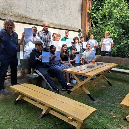 Die neue Sitzgruppe der Schule an der Wupper