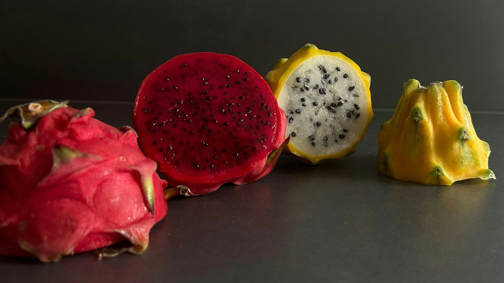 Pinke und gelbe Drachenfrucht