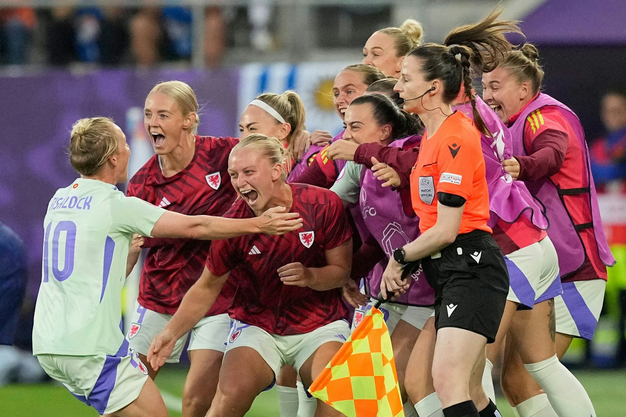 Jessica Fishlock (l) erzielte das erste EM-Tor für Wales.
