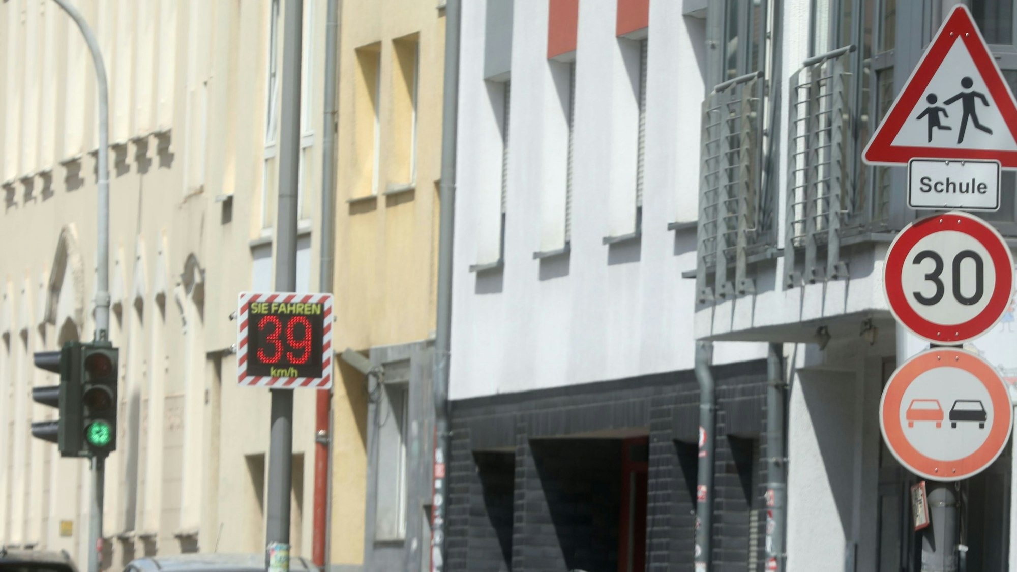 Geschwindigkeitsanzeige-Tafel auf der Neusser Straße in Weidenpesch