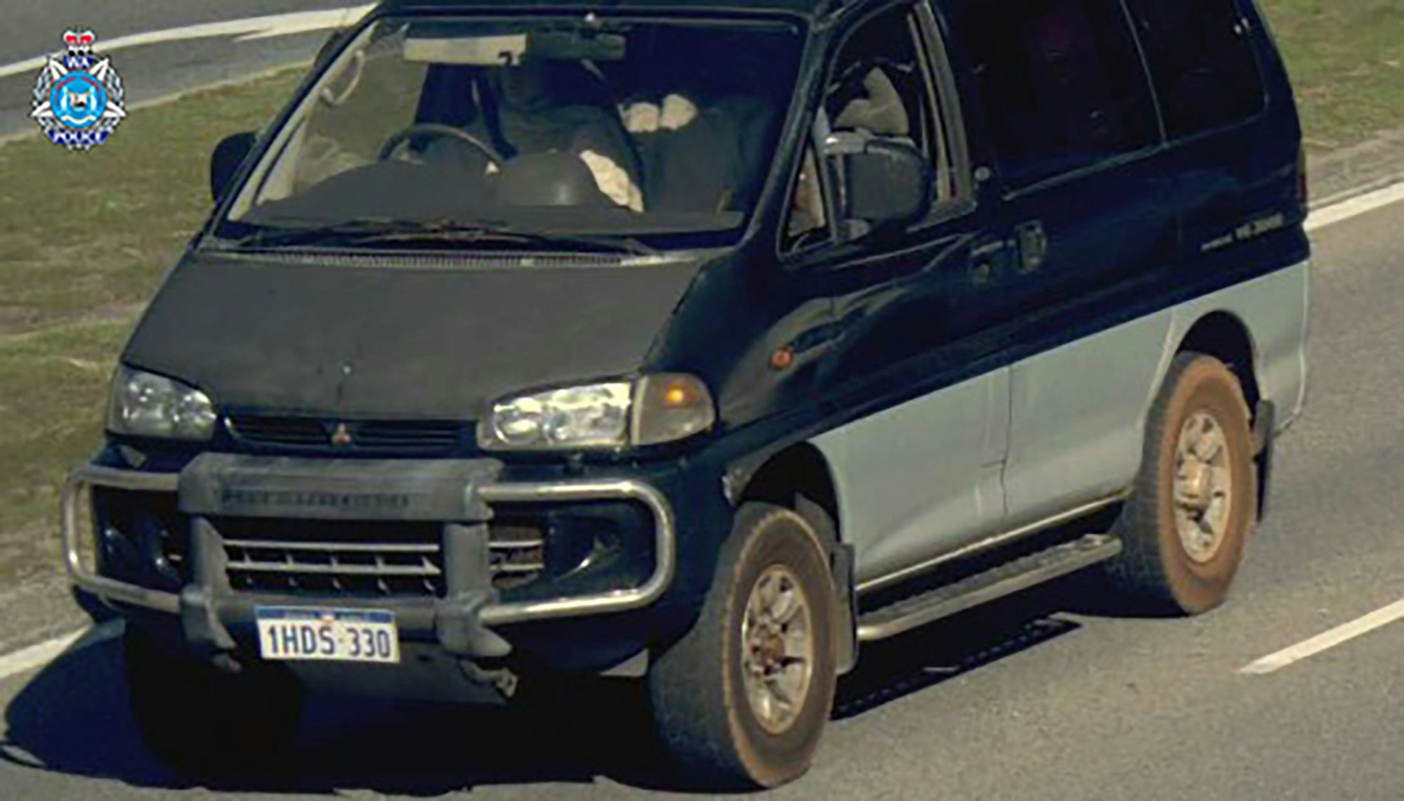 Die Behörden glauben, dass die Frau in einer schwarz-silbernen 1995er Mitsubishi Station Limousine unterwegs sein könnte.