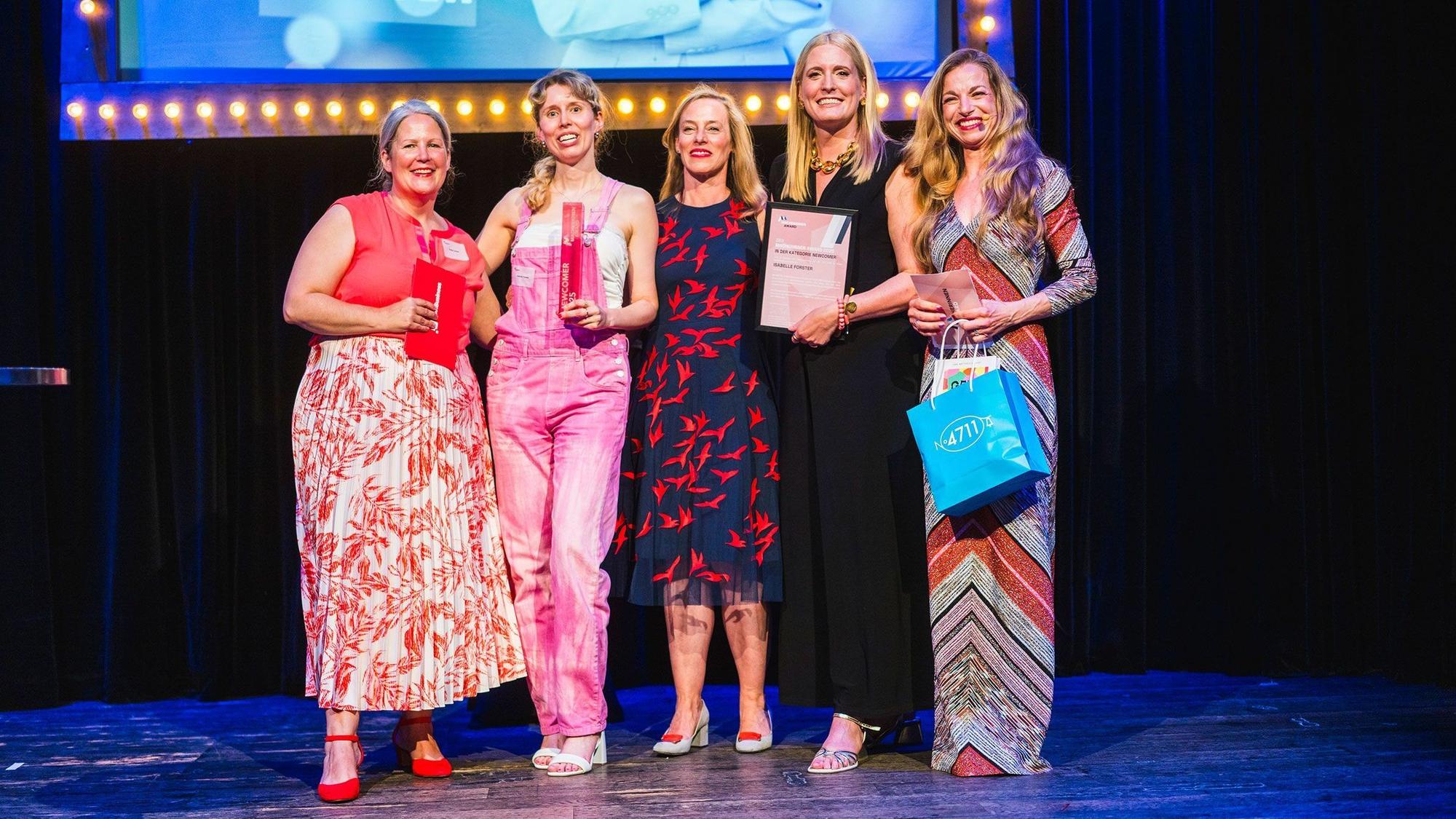 Premiere des Macherinnen-Award im Senftöpfchen Theater am 08.07.2025
Das Kölner „Macherinnen“-Business-Netzwerk für Frauen hat in Kooperation mit „Kölner Stadt-Anzeiger“, „Kölnische Rundschau“ und Radio Köln zum ersten Mal den Macherinnen-Award verliehen.