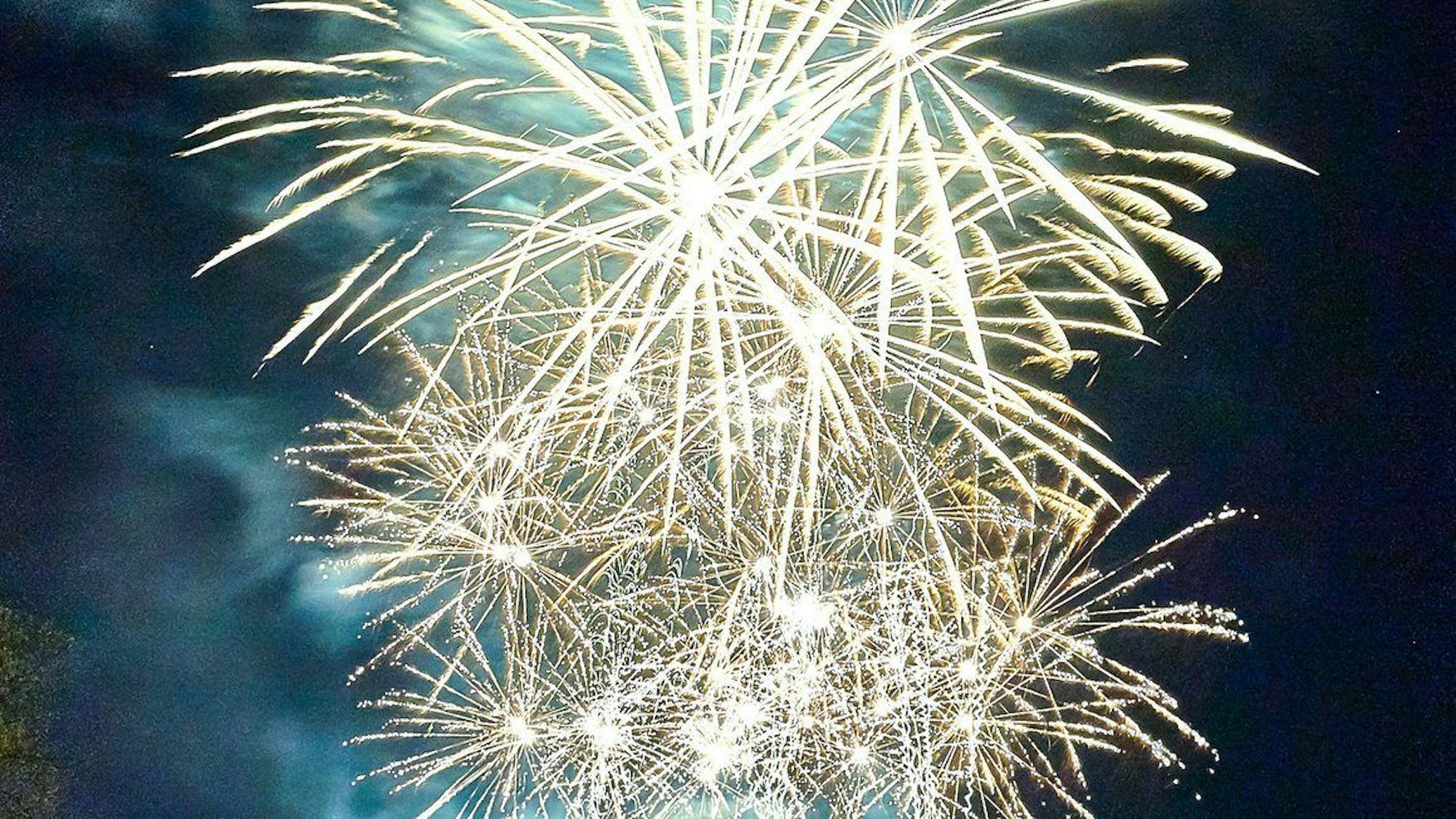 Ein Feuerwerk ist am 07.05.2016 in Bonn (Nordrhein-Westfalen) beim Fest "Rhein in Flammen" zu sehen.