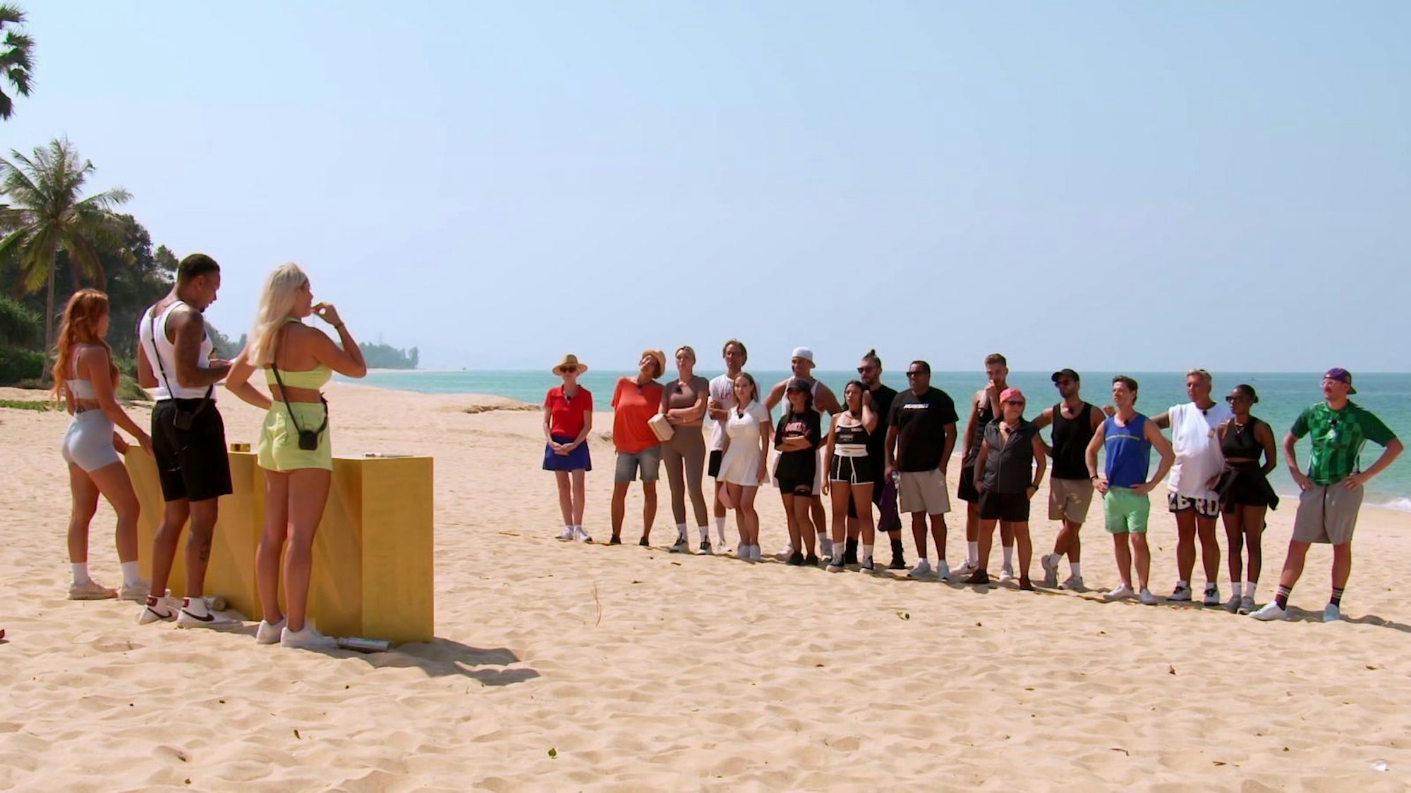 Am letzten Sala-Tag gab es das Comeback der Ausgeschiedenen. Erst verfolgten sie das letzte Strandspiel, drei von ihnen sogar als aktive Helfer für die Finalisten ... (Bild: RTLZWEI)