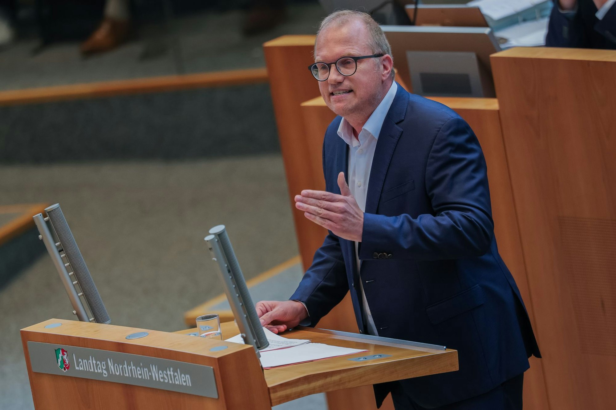 SPD-Landtagsfraktionschef Jochen Ott wirft der schwarz-grünen Landesregierung Wortbruch bei zentralen Wahlversprechen in der Politik für Kinder vor.