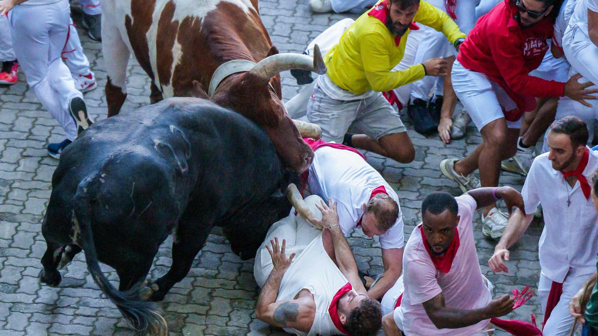 Jährlich verletzen sich mehrere Menschen bei dem Stierhatz in Nordspanien, seit 1924 hat es 16 Todesopfer gegeben.