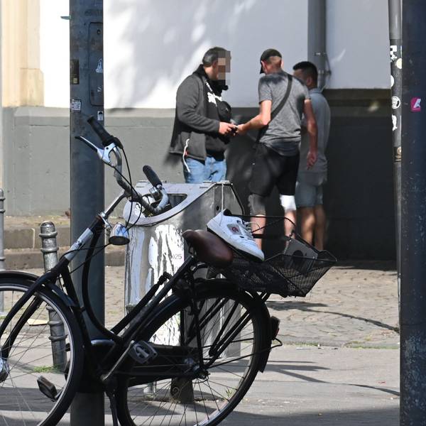09.07.2025 Köln. Teile der Crack-und Obdachlosenszene vom Neumarkt haben sich vor die Kirche St. Joseph auf der Venloer Straße in Ehrenfeld verlagert. Foto des Platzes mit der Kirche mit einem Bezug zur Problemsituation. Foto: Alexander Schwaiger