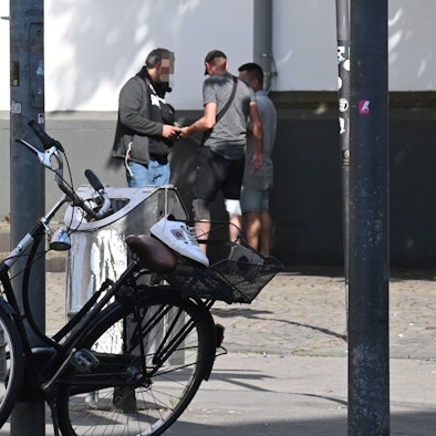 09.07.2025 Köln. Teile der Crack-und Obdachlosenszene vom Neumarkt haben sich vor die Kirche St. Joseph auf der Venloer Straße in Ehrenfeld verlagert. Foto des Platzes mit der Kirche mit einem Bezug zur Problemsituation. Foto: Alexander Schwaiger
