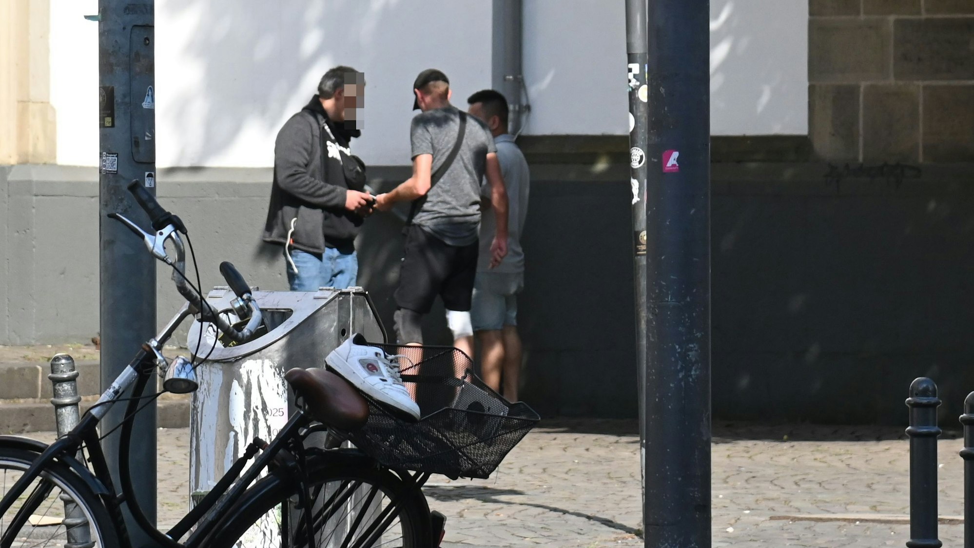 09.07.2025 Köln. Teile der Crack-und Obdachlosenszene vom Neumarkt haben sich vor die Kirche St. Joseph auf der Venloer Straße in Ehrenfeld verlagert. Foto des Platzes mit der Kirche mit einem Bezug zur Problemsituation. Foto: Alexander Schwaiger