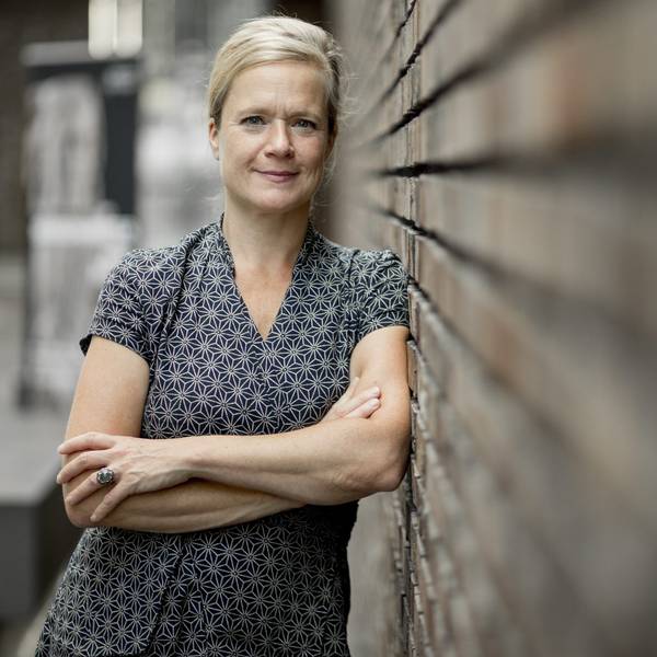 Nanette Snoep lehnt an einer Wand.