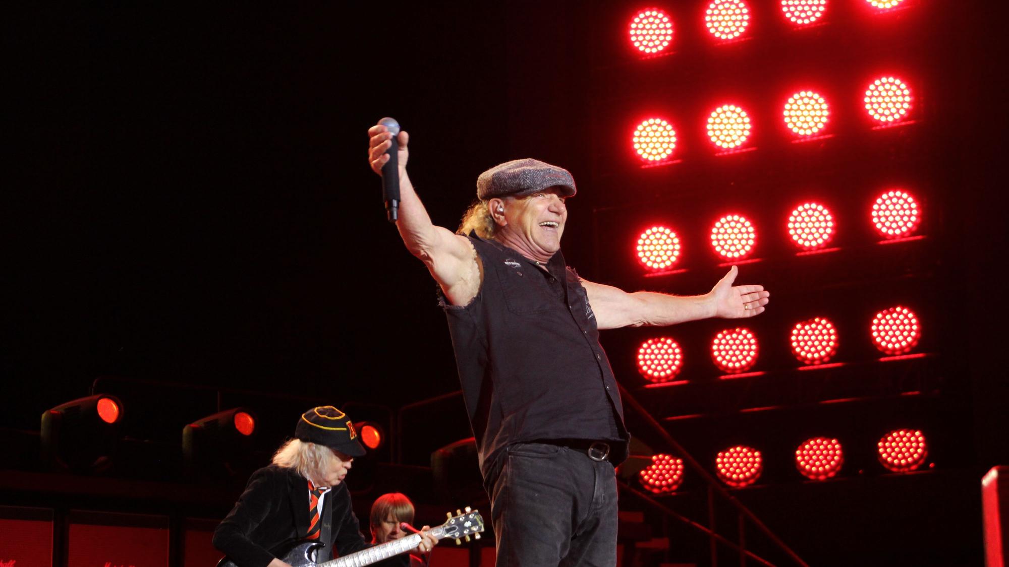 Auf dem Bild sind Angus Young (links, im Hintergrund) und Sänger Brian Johnson (vorne) der Band AC/DC zu sehen. Foto: Marcus Flesch.