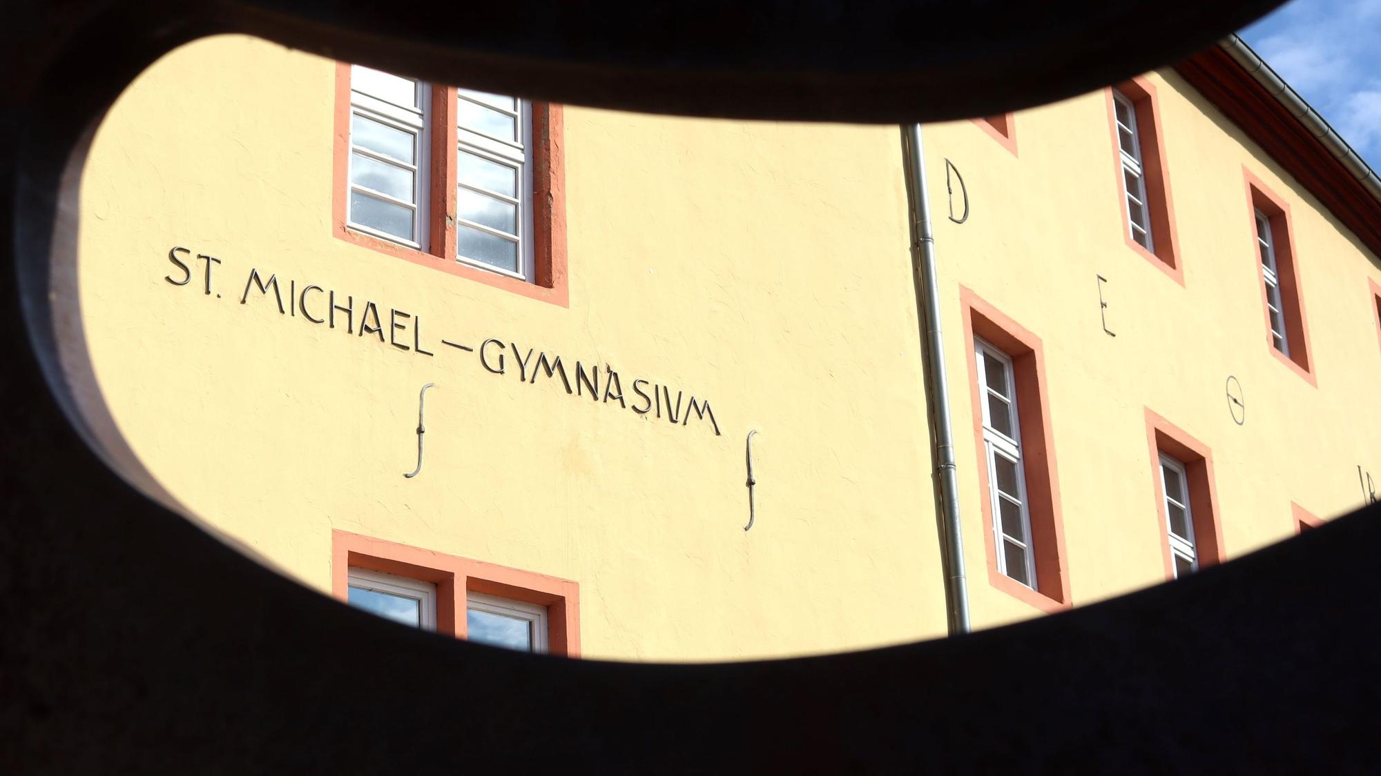 Das Gebäude des St.-Michael-Gymnasiums liegt hinter einem dunklen, umrahmten Ausschnitt.