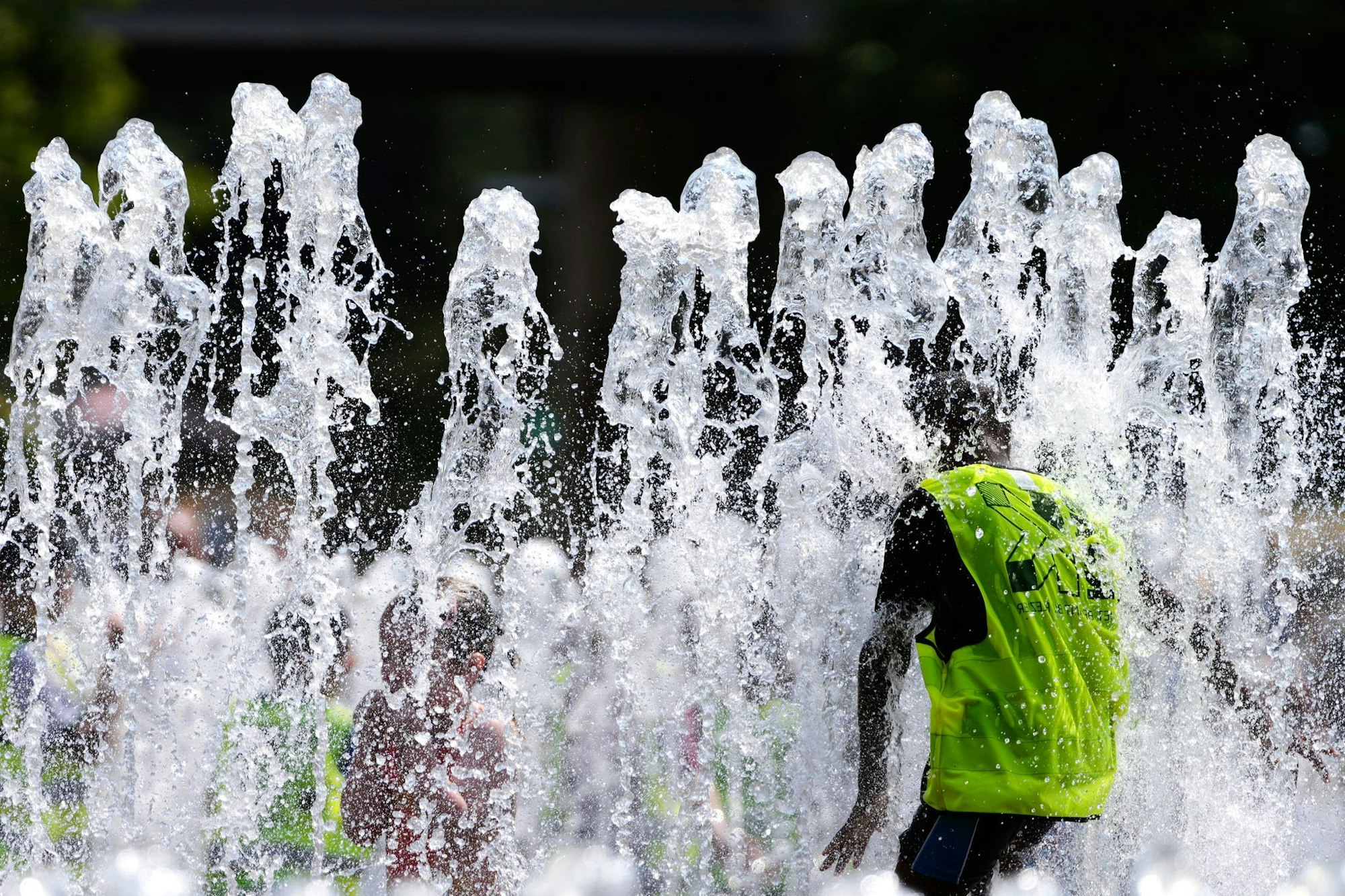 Ein Wasserbrunnen während der Hitzewelle in Belgien. (Archivbild)