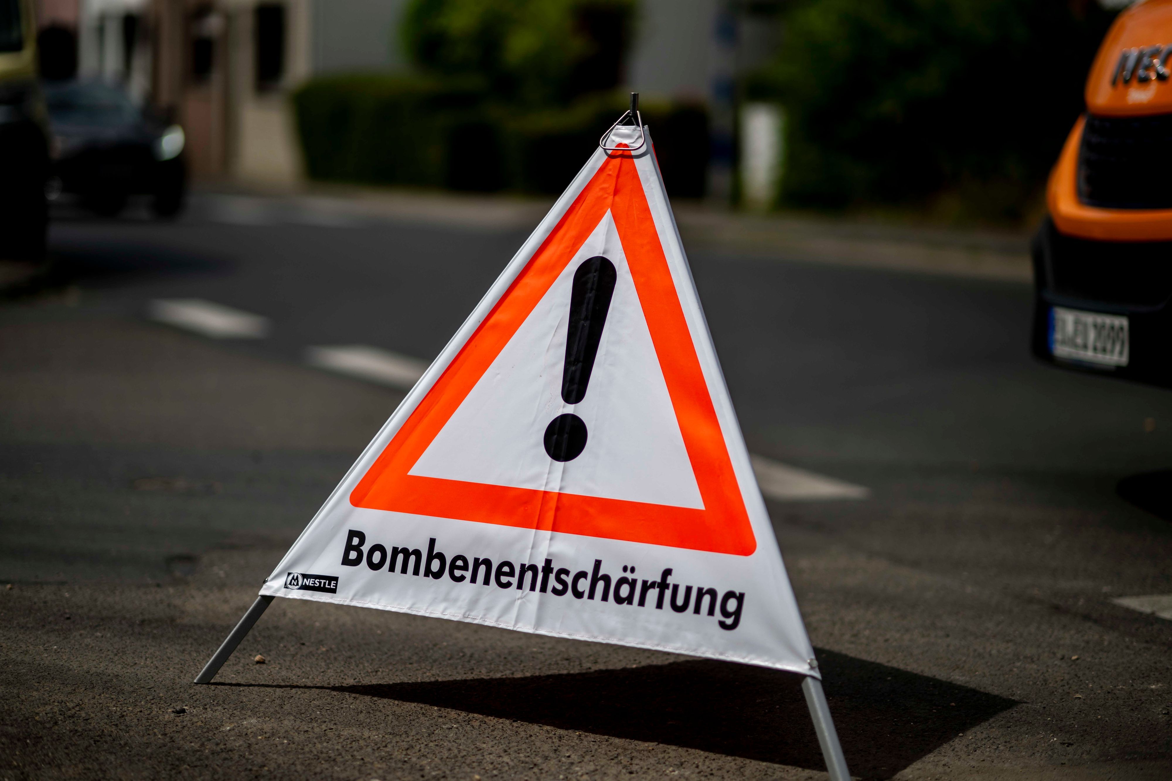 Wegen einer Bombenentschärfung müssen Menschen in Rodenkirchen ihre Wohnungen verlassen. (Symbolbild)