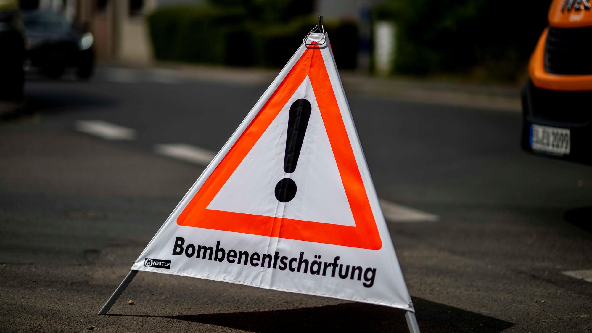 Wegen einer Bombenentschärfung muss am Dienstag der Kölner Stadtteil Rodenkirchen teilweise evakuiert werden. (Symbolbild)