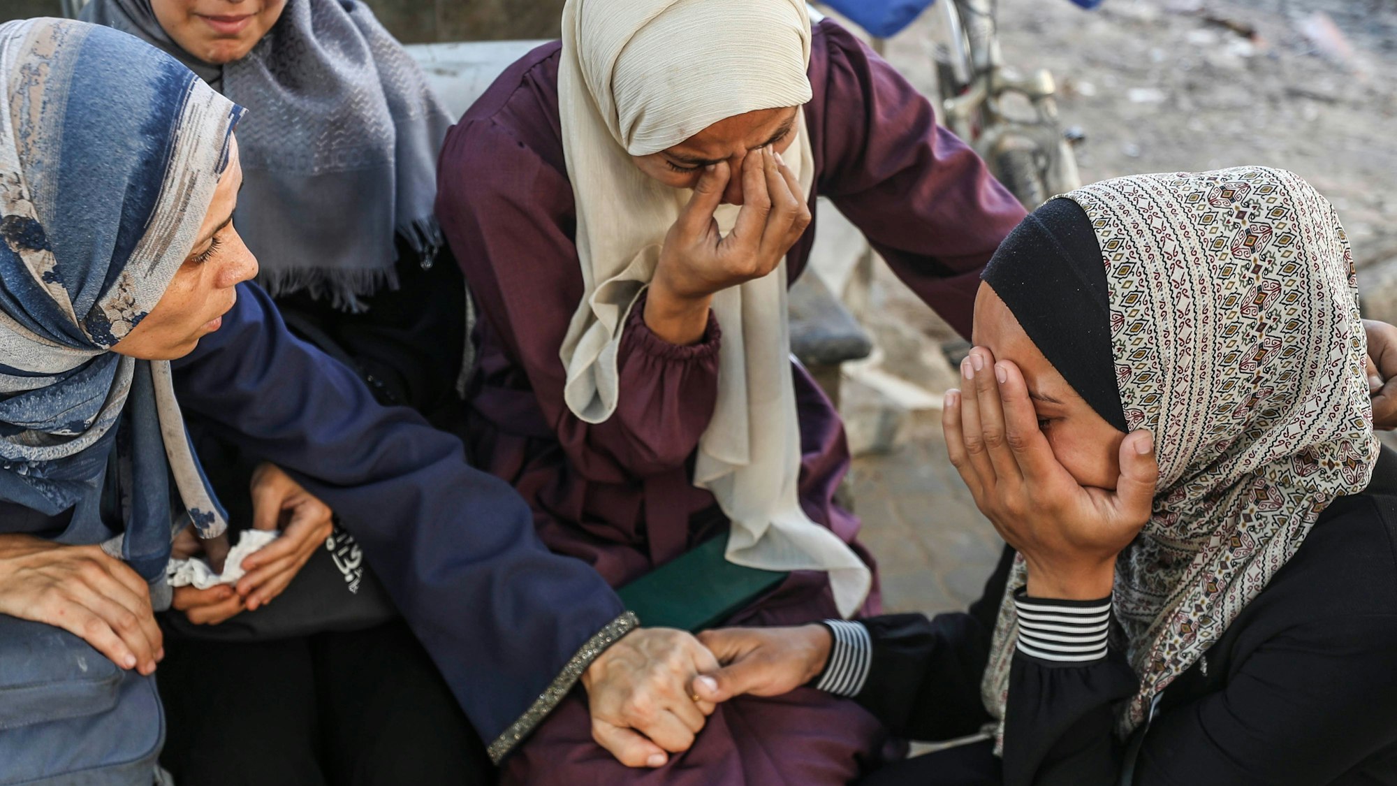 Palästinenser trösten sich gegenseitig vor dem Al-Shifa-Krankenhaus in Gaza-Stadt bei der Trauer um ein Opfer, das bei einem israelischen Luftangriff getötet wurde. (Archivbild)