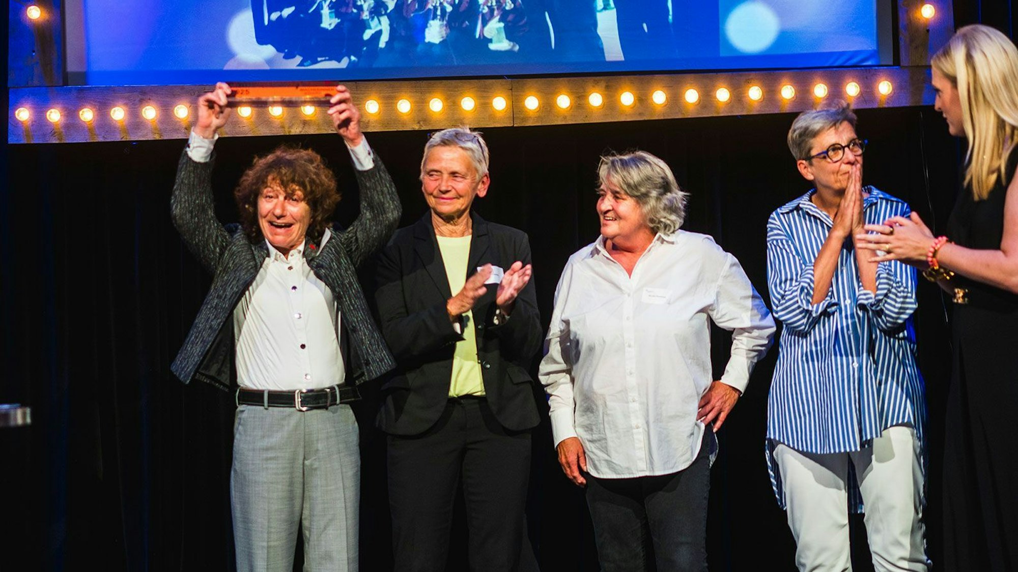 Premiere des Macherinnen-Award im Senftöpfchen Theater am 08.07.2025
Das Kölner „Macherinnen“-Business-Netzwerk für Frauen hat in Kooperation mit „Kölner Stadt-Anzeiger“, „Kölnische Rundschau“ und Radio Köln zum ersten Mal den Macherinnen-Award verliehen.