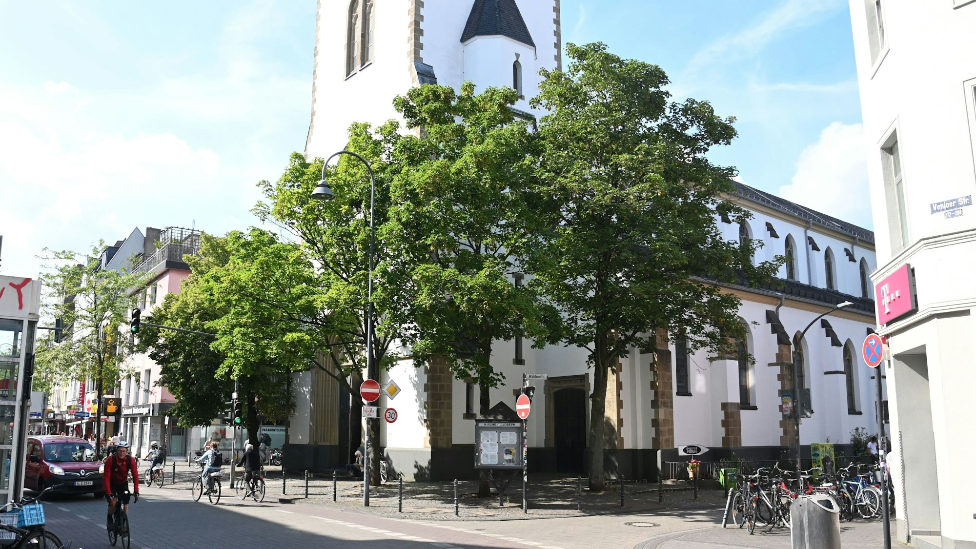 09.07.2025 Köln. Teile der Crack-und Obdachlosenszene vom Neumarkt haben sich vor die Kirche St. Joseph auf der Venloer Straße in Ehrenfeld verlagert. Foto des Platzes mit der Kirche mit einem Bezug zur Problemsituation. Foto: Alexander Schwaiger