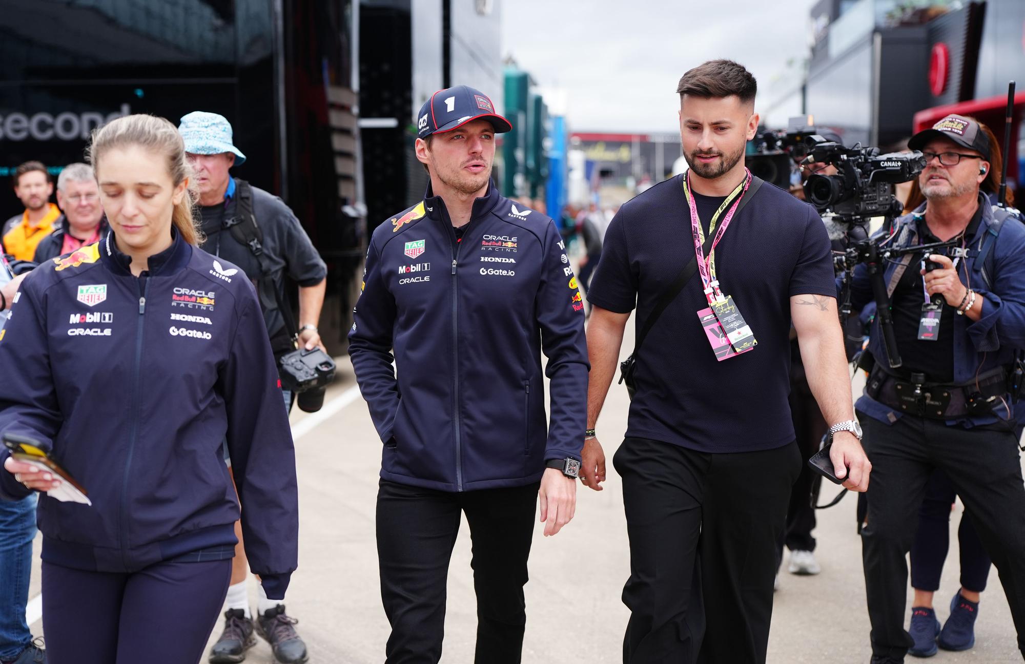 Max Verstappen von Red Bull kommt auf dem Silverstone Circuit in Northamptonshire an.