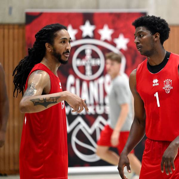 30.08.2024, Basketball-Bayer Giants - Deutzer TV
links: Donte Nicholas (Bayer)
rechts: C.J. Oldham (Bayer)
Foto: Uli Herhaus