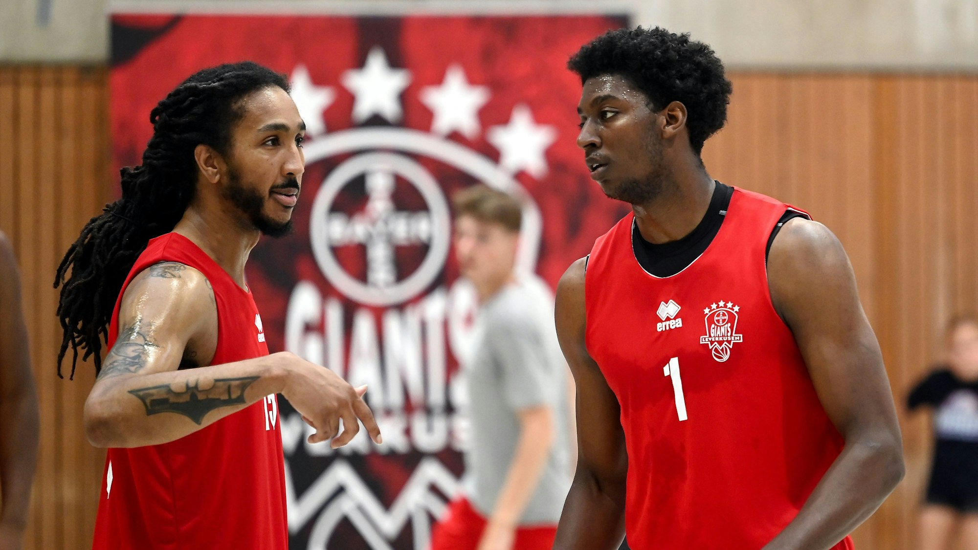 30.08.2024, Basketball-Bayer Giants  - Deutzer TV
links: Donte Nicholas (Bayer)
rechts: C.J. Oldham (Bayer)
Foto: Uli Herhaus