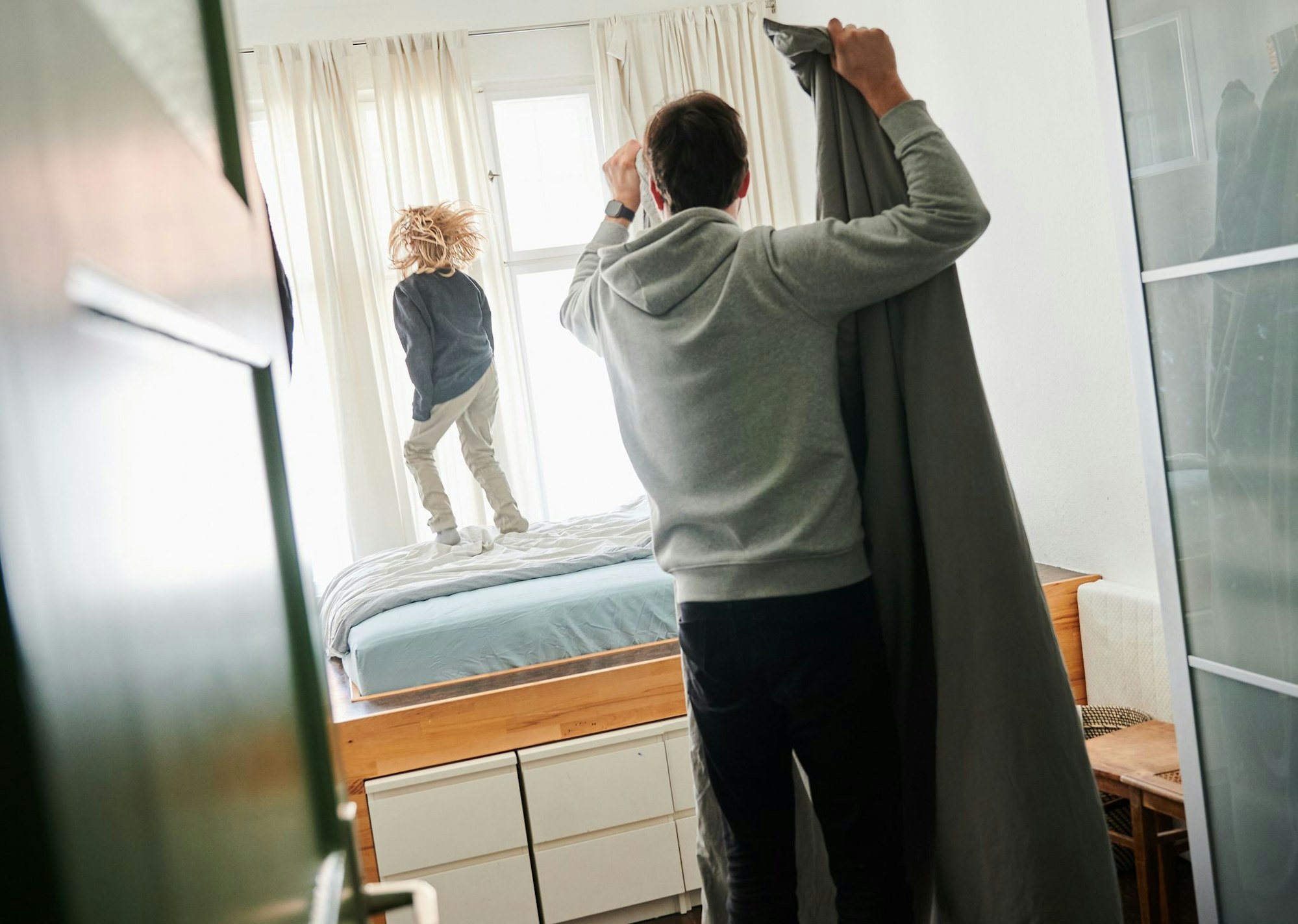 Ein Team bilden: Partnerschaften profitieren davon, wenn beide Partner Verantwortung teilen und sich gegenseitig unterstützen.