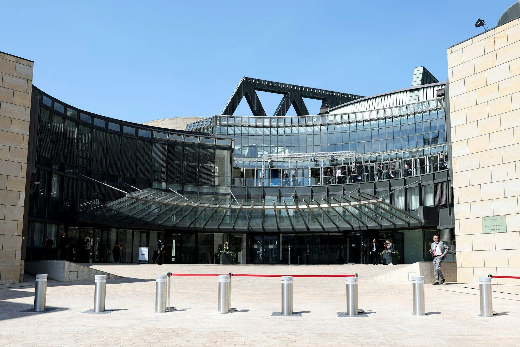 Der NRW-Landtag will sich mit einer verschärften Haus- und Geschäftsordnung vor Verfassungsfeinden schützen. (Archivbild)