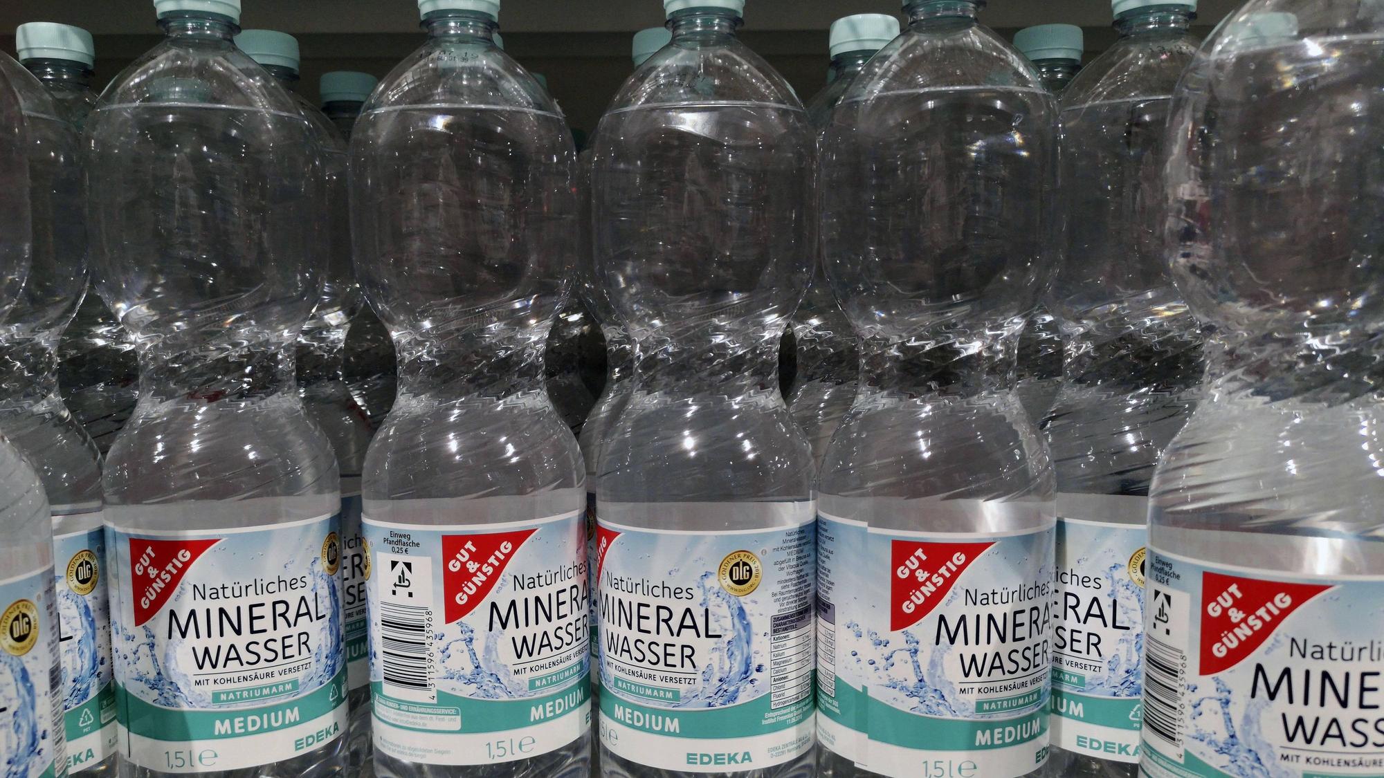 Gut und Günstig Mineralwasser-Flaschen. (Archivbild)