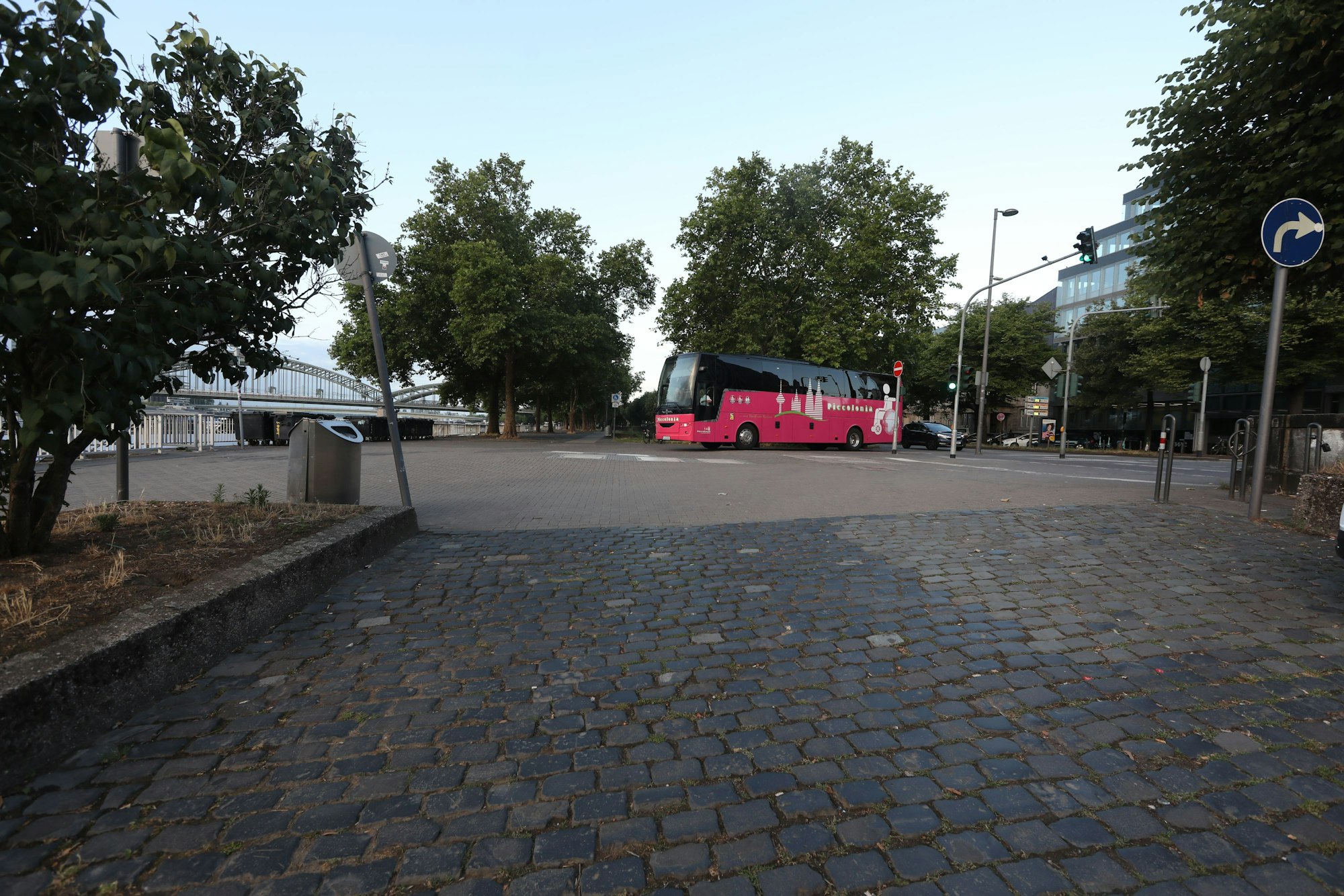 09.07.2025, Köln: Markus Klein, Inhaber des Busunternehmens Piccolonia, zeigt uns am Rheinufer, wie man mit einem Reisebus problemlos zu den Kreuzfahrtschiffen kommt. Die Stadt behauptet das Gegenteil. Foto: Arton Krasniqi