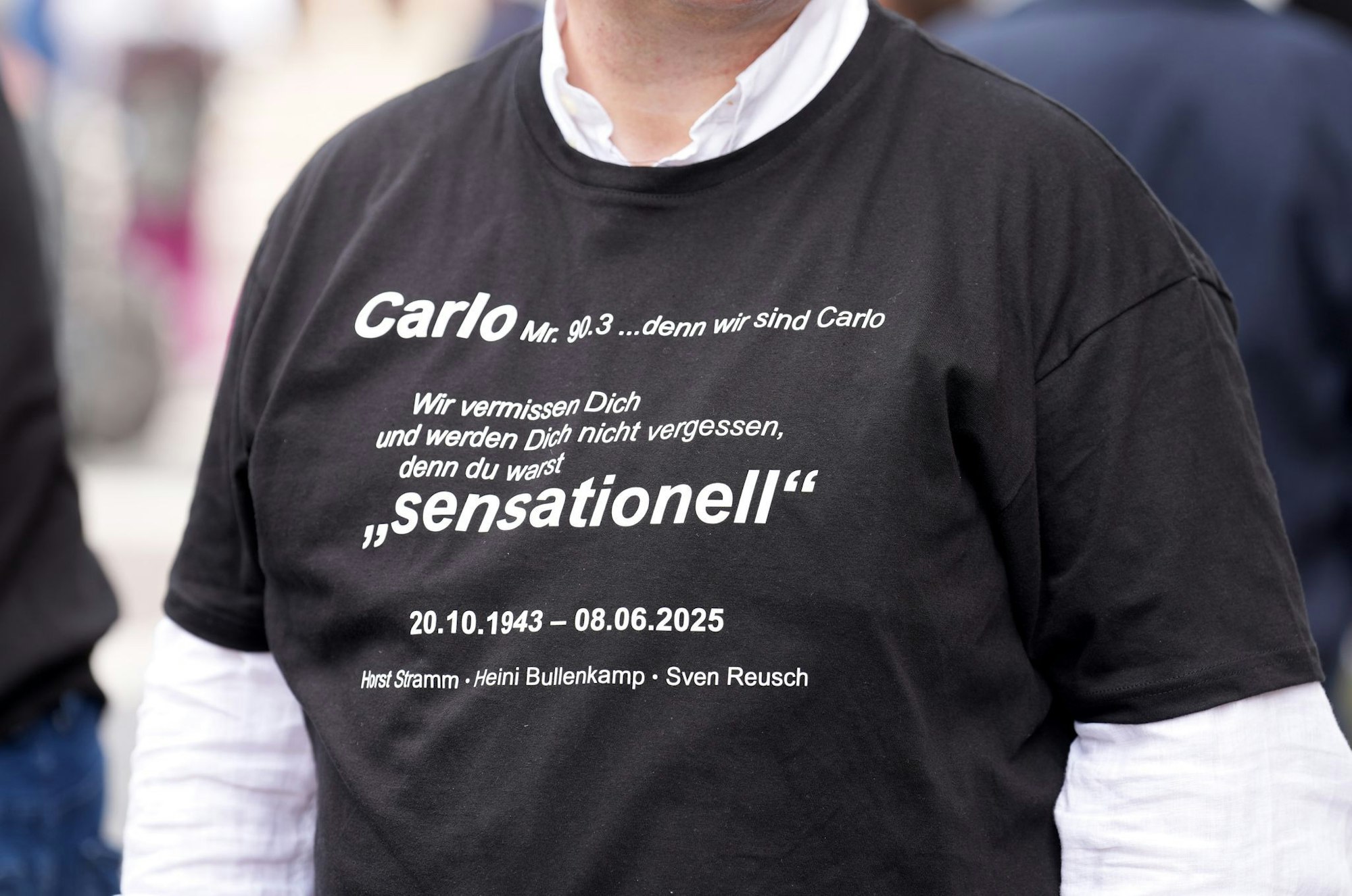 «Du warst sensationell», steht auf dem Shirt eines Trauergastes