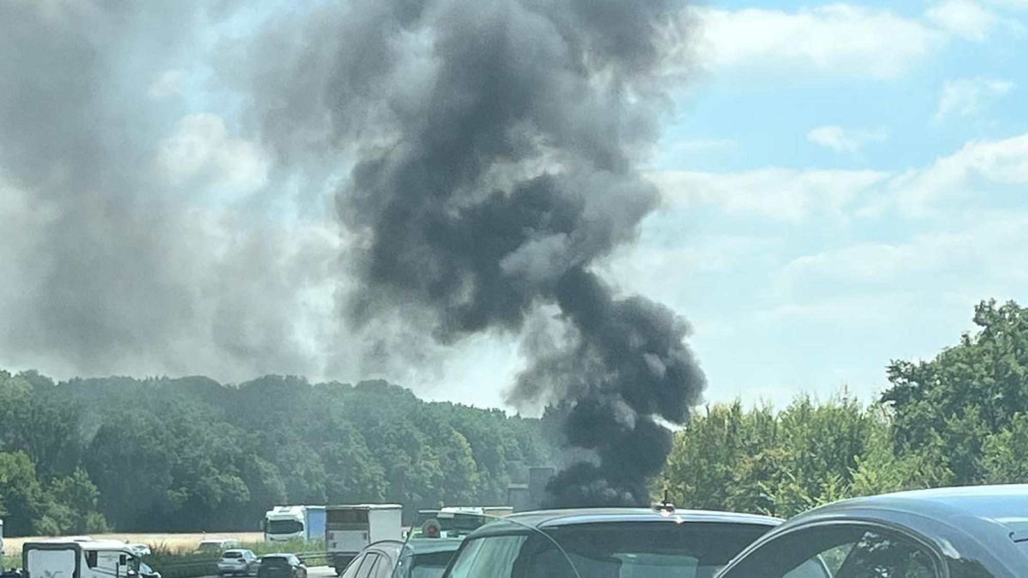 Brennendes Auto auf der Autobahnzufahrt Leverkusen-Mitte