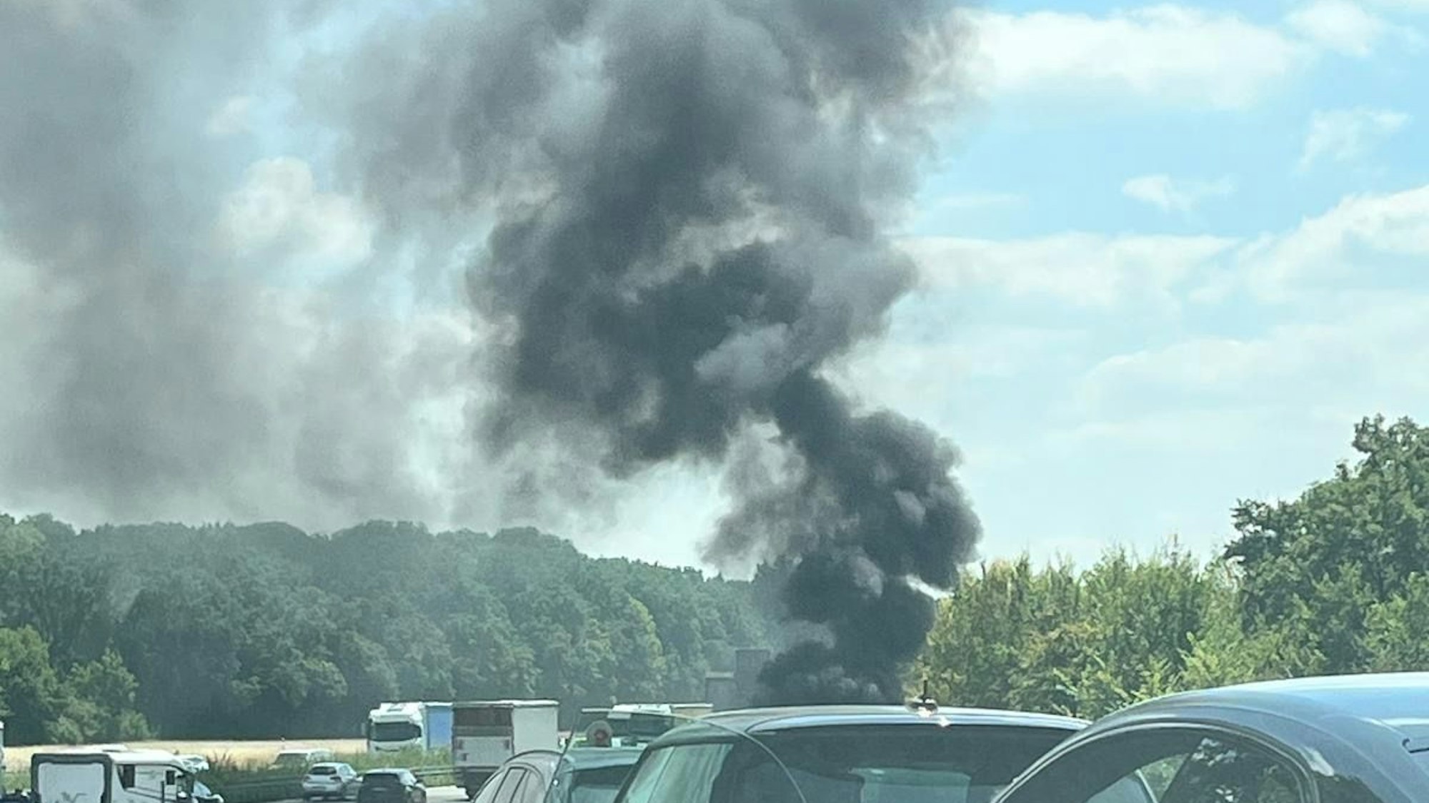 Brennendes Auto auf der Autobahnzufahrt Leverkusen-Mitte