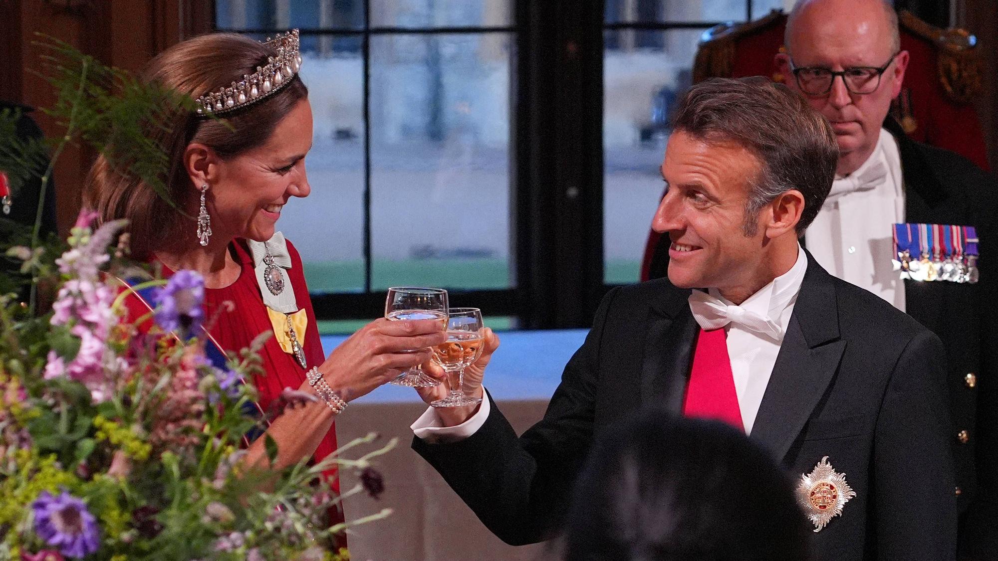 Prinzessin Kate lächelt – Macron soll gezwinkert haben.