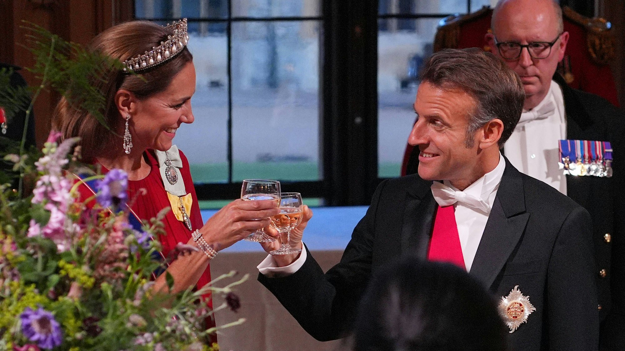 Prinzessin Kate lächelt – Macron soll gezwinkert haben.