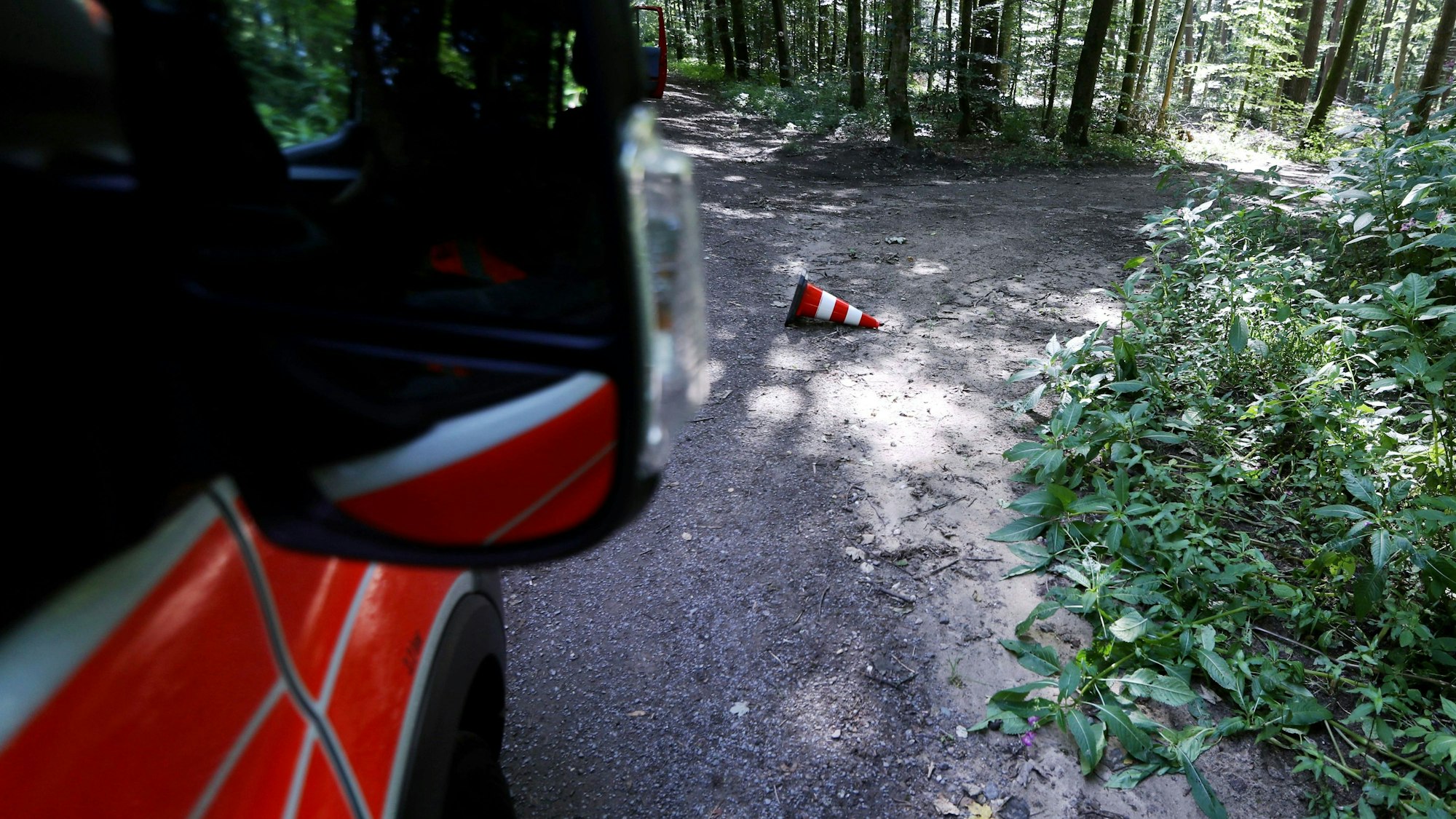 Noch ganz analog: Mit Pylonen weisen sich die Einsatzkräfte den Weg zum Brandherd.