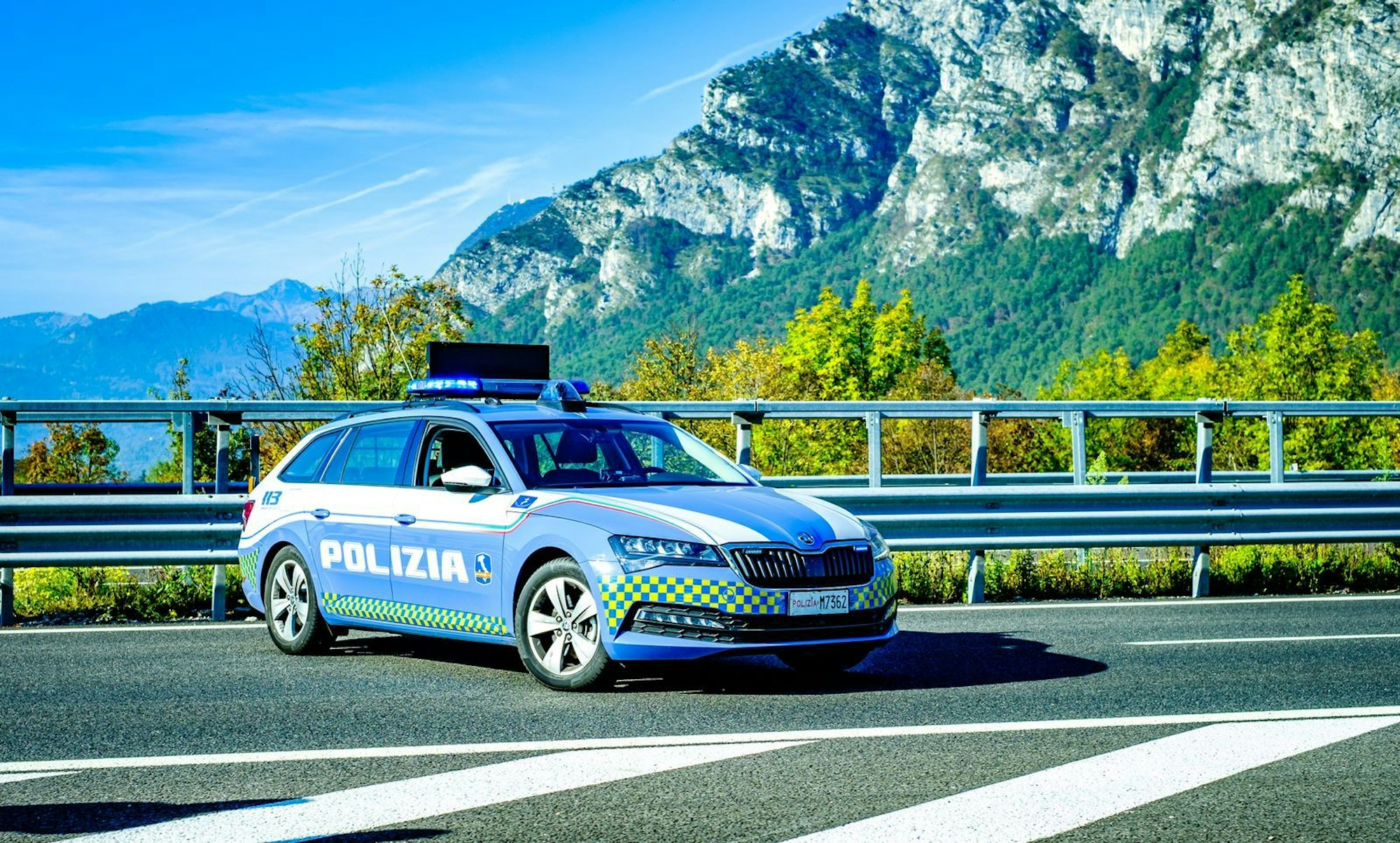Auf Italiens Straßen drohen schon bei geringen Geschwindigkeitsüberschreitungen empfindliche Strafen. (Bild: iStock/FooTToo)