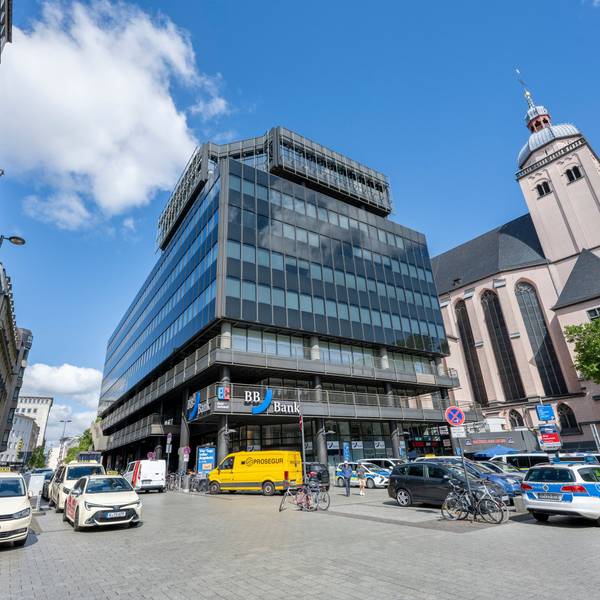 Blick vom Bahnhofsvorplatz auf den Verwaltungssitz von Rolex Deutschland.