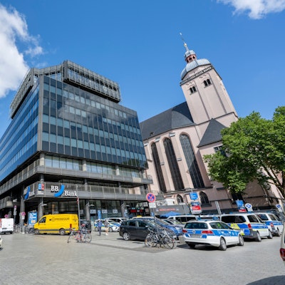 Blick vom Bahnhofsvorplatz auf den Verwaltungssitz von Rolex Deutschland.