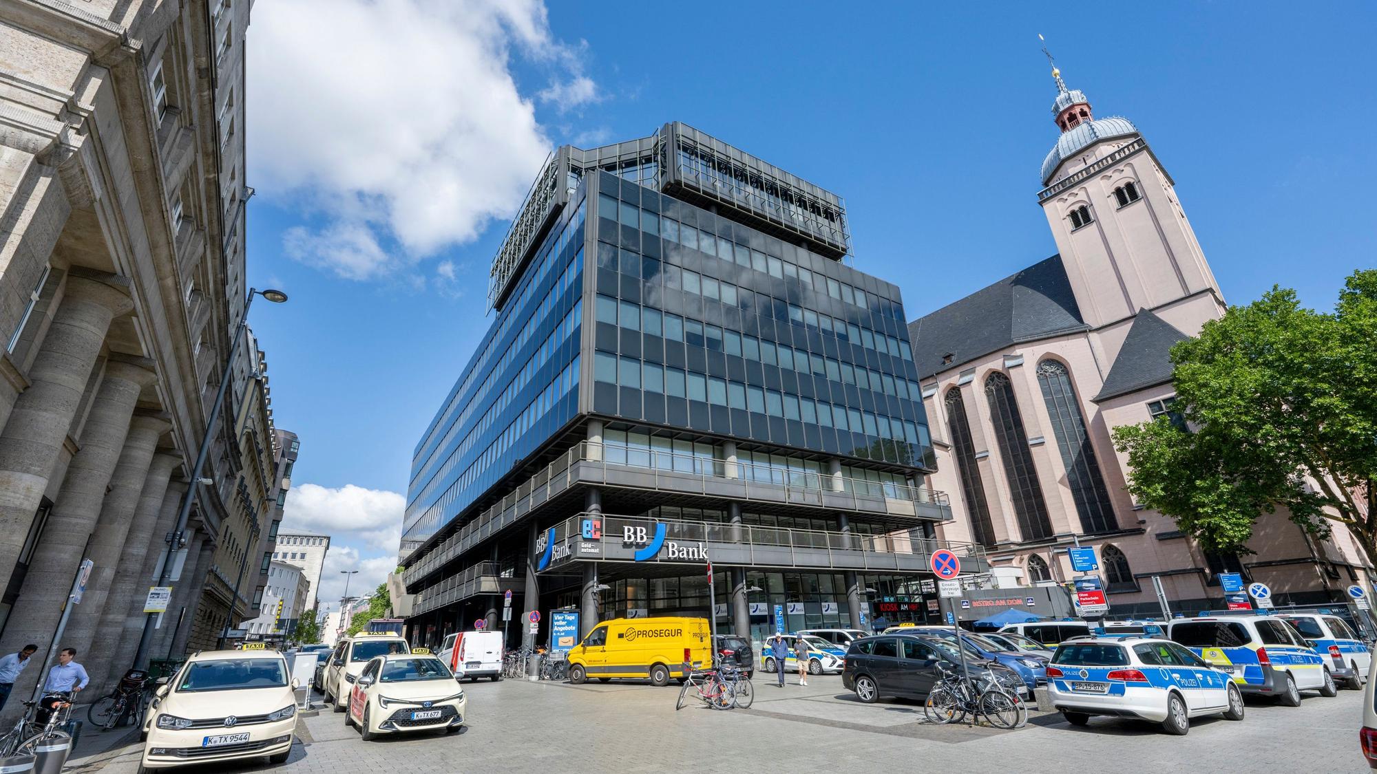 Blick vom Bahnhofsvorplatz auf den Verwaltungssitz von Rolex Deutschland.
