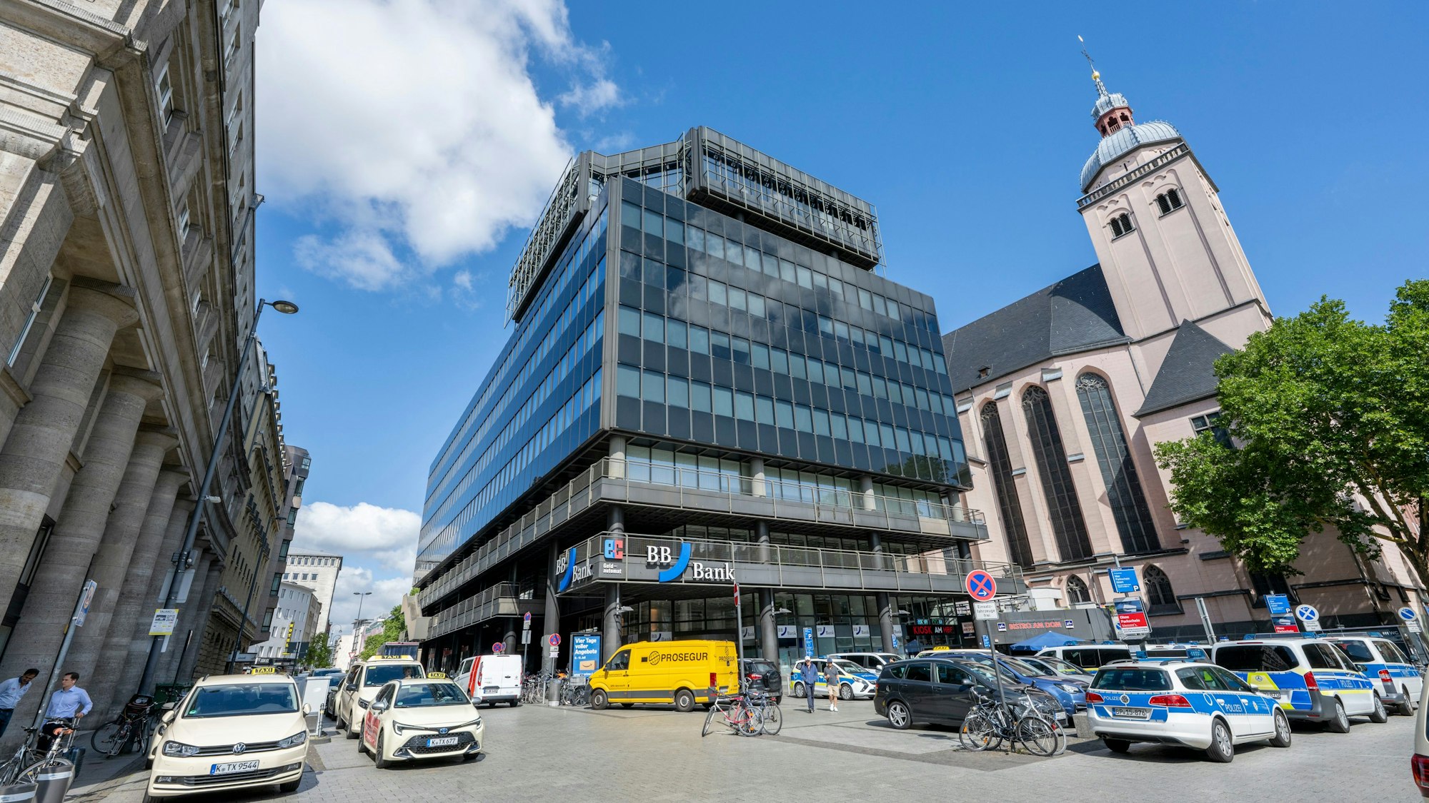 Blick vom Bahnhofsvorplatz auf den Verwaltungssitz von Rolex Deutschland.