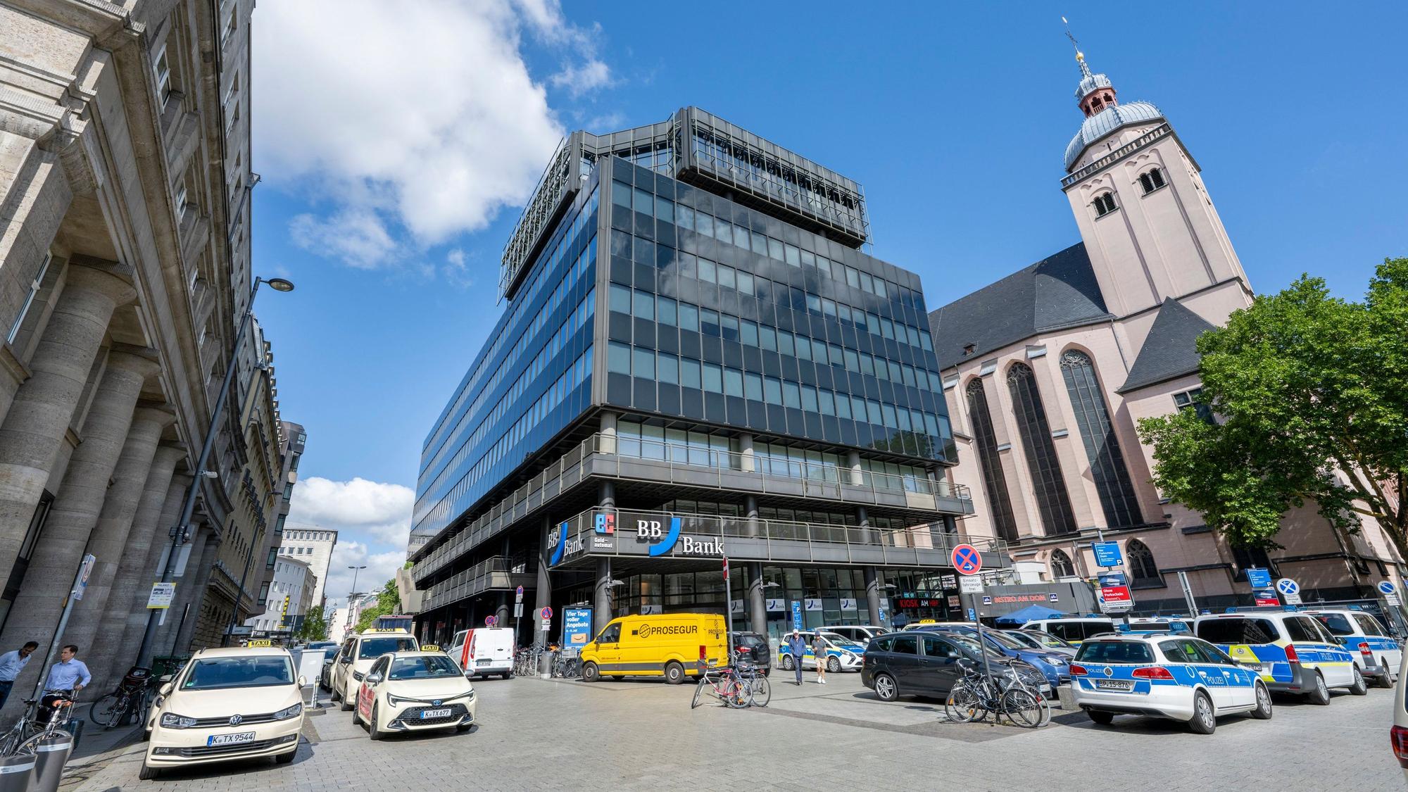 Das sogenannte „Rolex-Haus“ steht in der Dompropst-Ketzer-Straße am Hauptbahnhof.