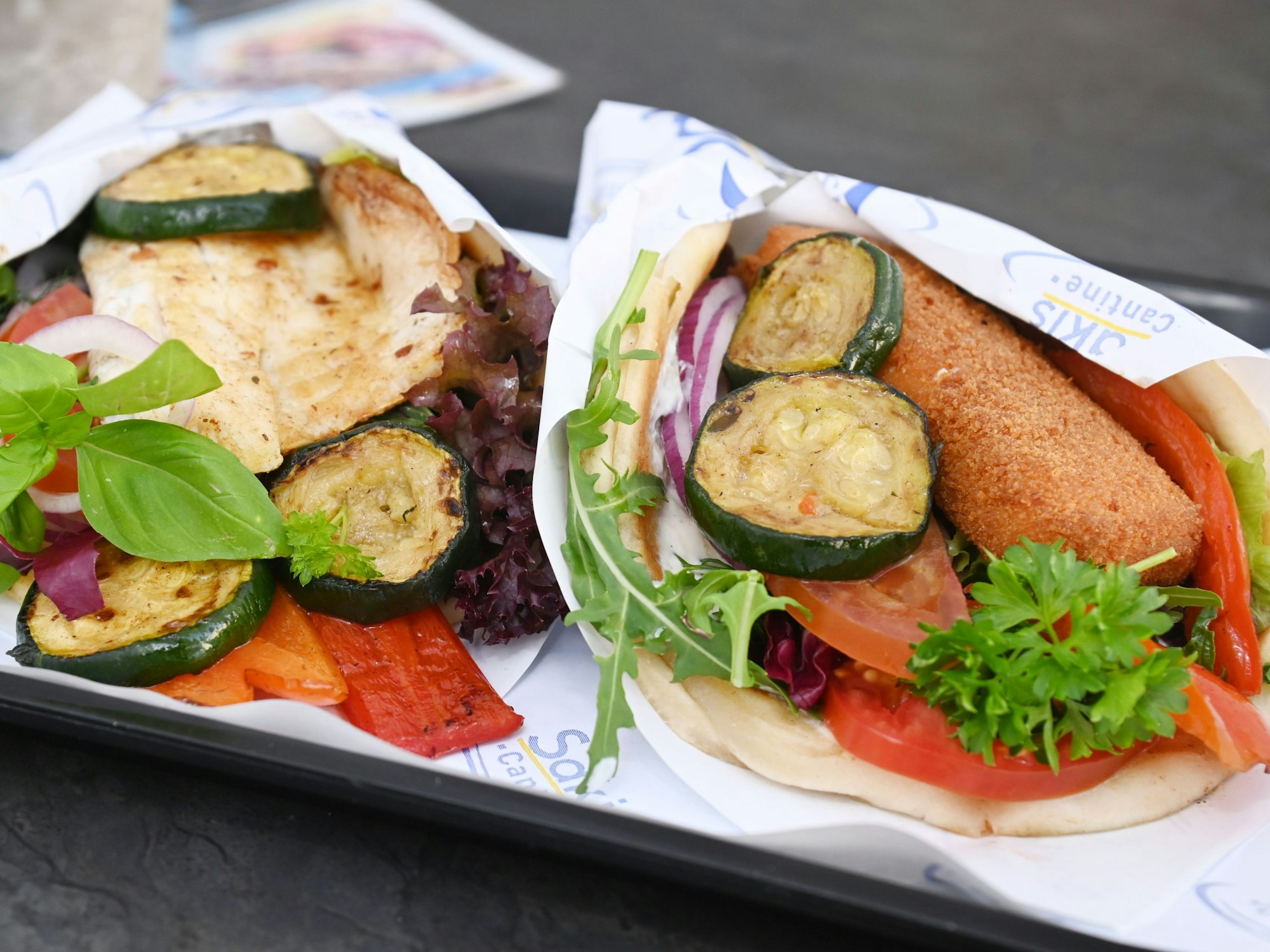 Zwei Pitas mit unterschiedlichen Zutaten sind zu sehen.