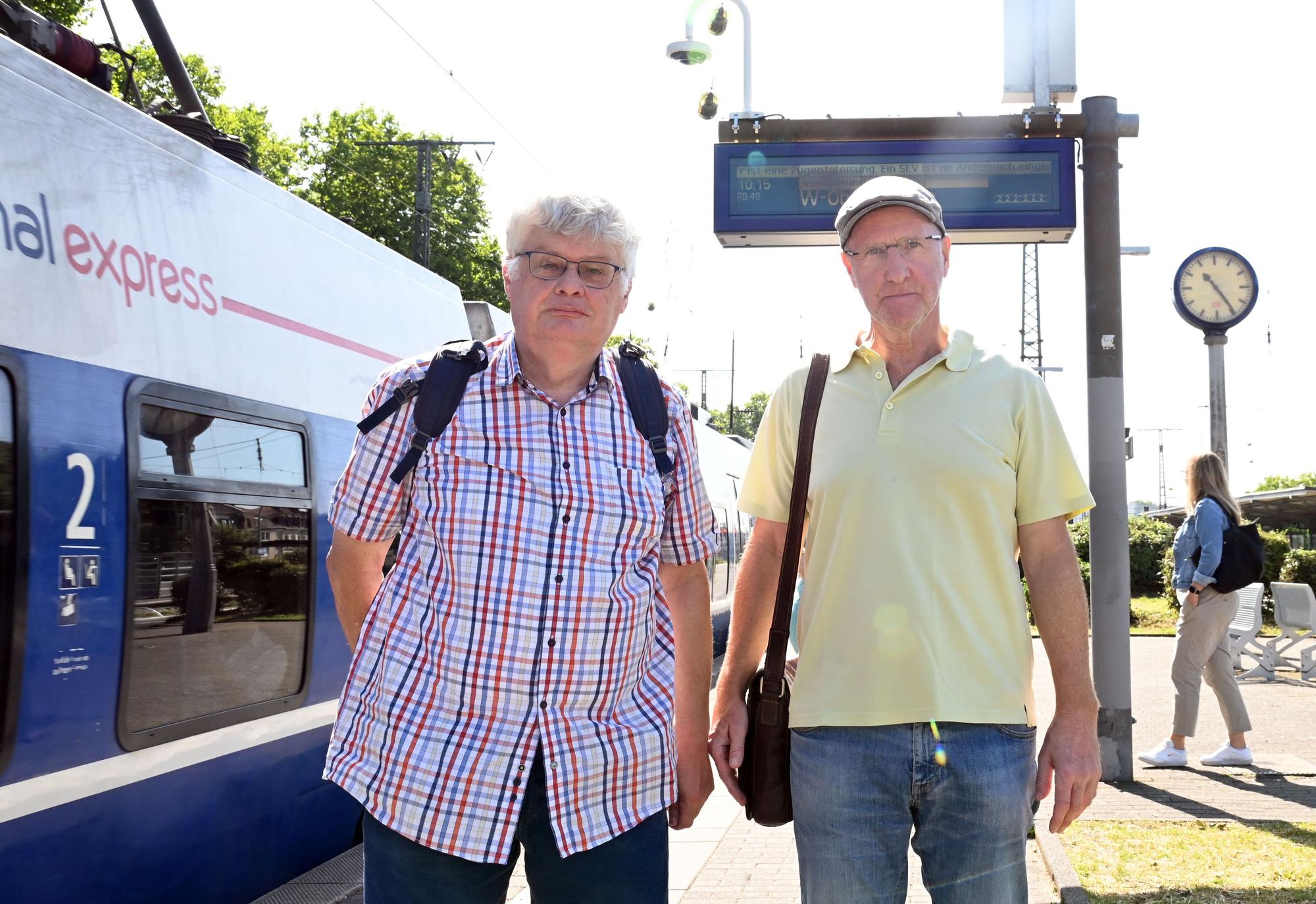 10.07.2025 Köln. Die beiden VCD-Mitglieder Heiner Schwarz und Herbert Dopstadt (mit Mütze) kämpfen dafür, dass der Südbahnhof beim Neubau der Kölner Bahnbrücken erreichbar bleibt. Der VCD ist der Verkehrsclub Deutschland. Foto: Alexander Schwaiger