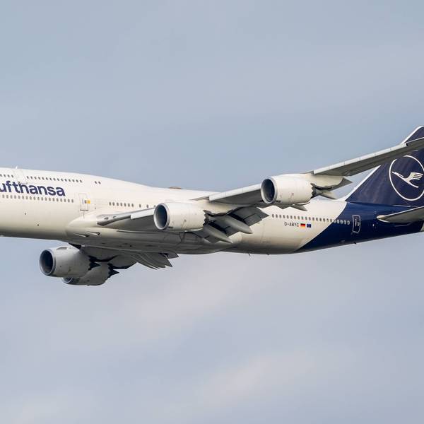 Eine Boeing 747-800 der Lufthansa hat auf dem Weg nach Südamerika einige Strapazen auf sich nehmen müssen.