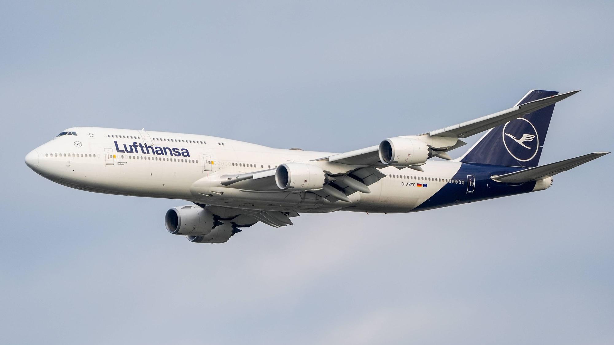 Eine Boeing 747-800 der Lufthansa setzt zur Landung an.