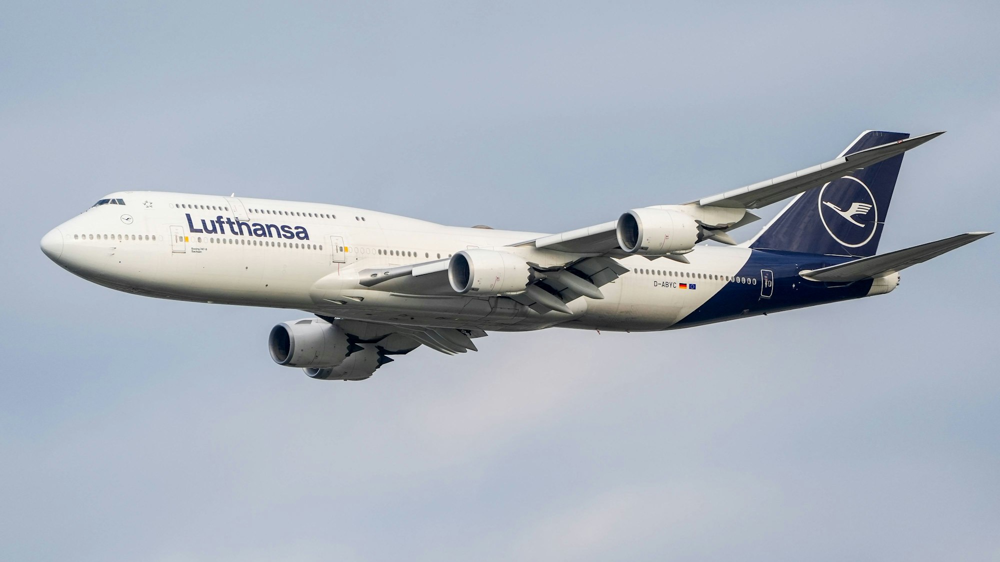 Eine Boeing 747-800 der Lufthansa hat auf dem Weg nach Südamerika einige Strapazen auf sich nehmen müssen.