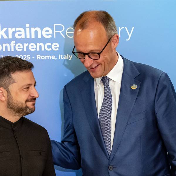 Bundeskanzler Friedrich Merz (CDU, r) steht in Rom neben Wolodymyr Selenskyj, Präsident der Ukraine im Zuge der Wiederaufbaukonferenz für die Ukraine.