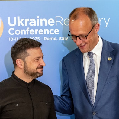 Bundeskanzler Friedrich Merz (CDU, r) steht in Rom neben Wolodymyr Selenskyj, Präsident der Ukraine im Zuge der Wiederaufbaukonferenz für die Ukraine.